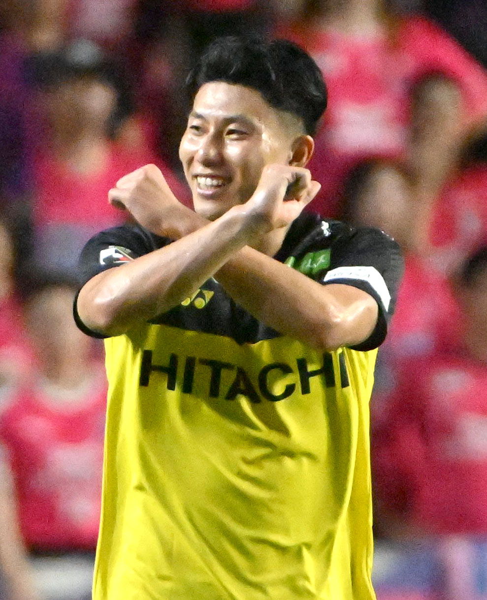 C大阪対柏　前半、柏の細谷はゴールを決めポーズを決める（撮影・石井愛子）