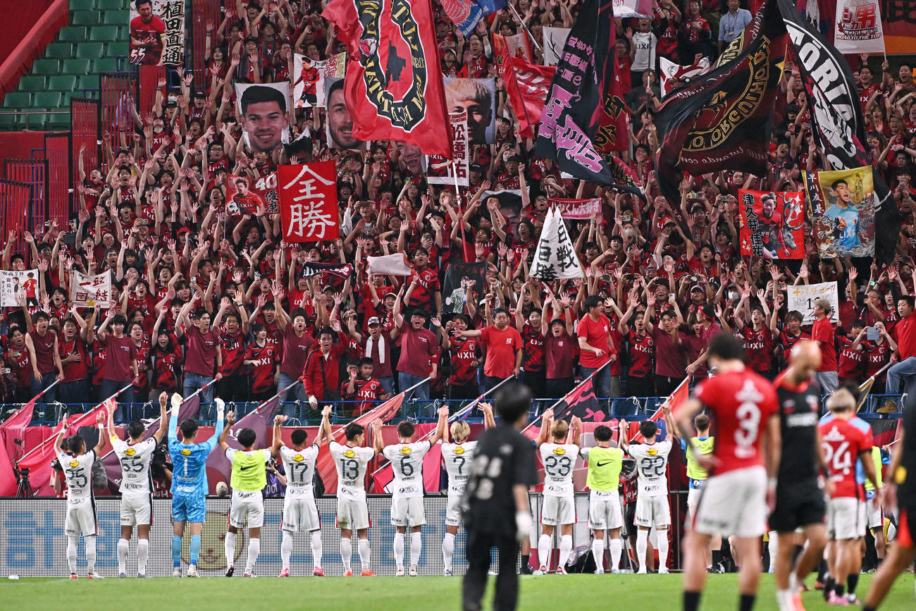 浦和対鹿島　勝利を飾りサポーターから祝福される鹿島イレブン（撮影・滝沢徹郎）