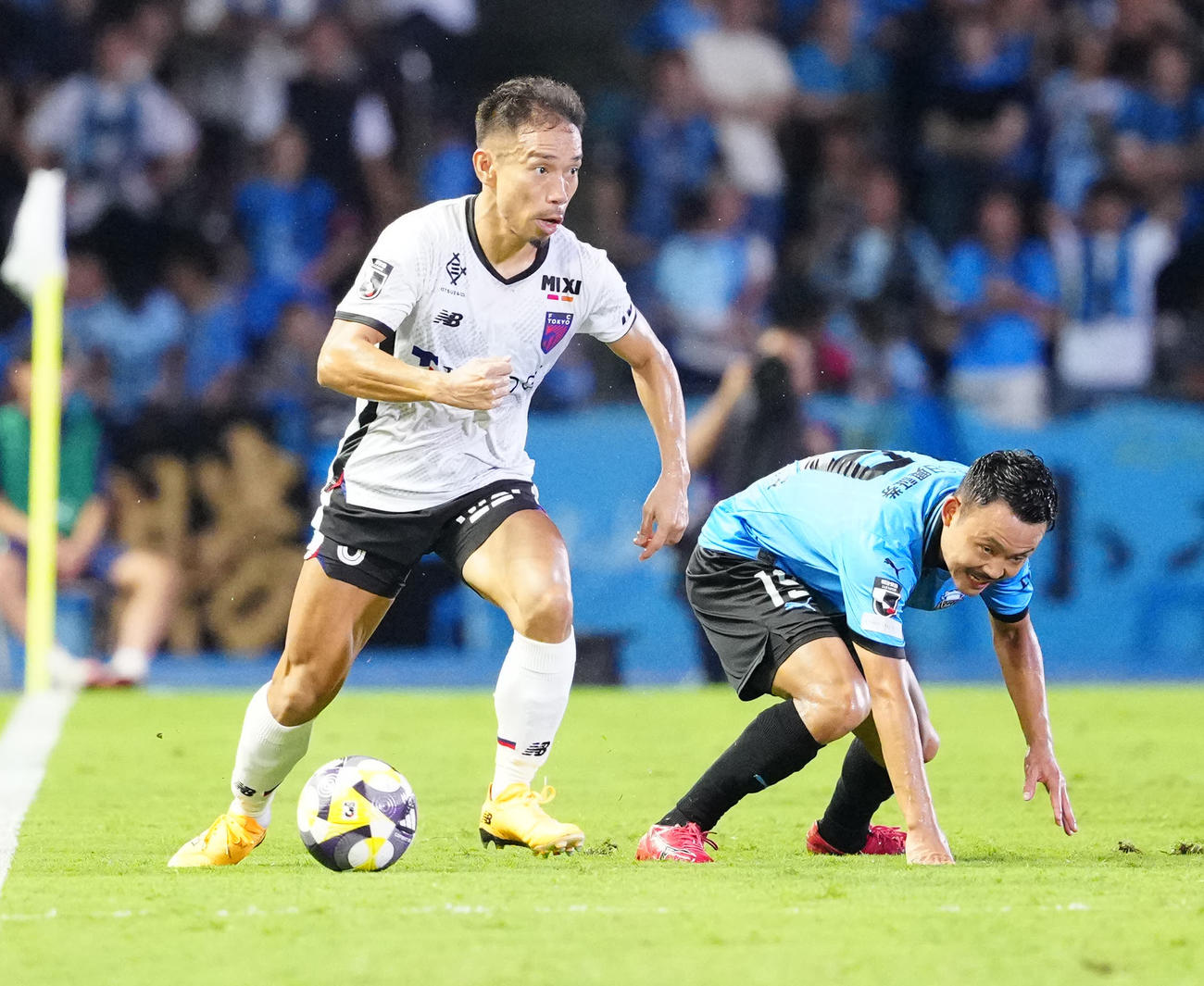 川崎F対東京　前半、ボールをキープする東京長友（左）。右は川崎F河原（撮影・江口和貴）