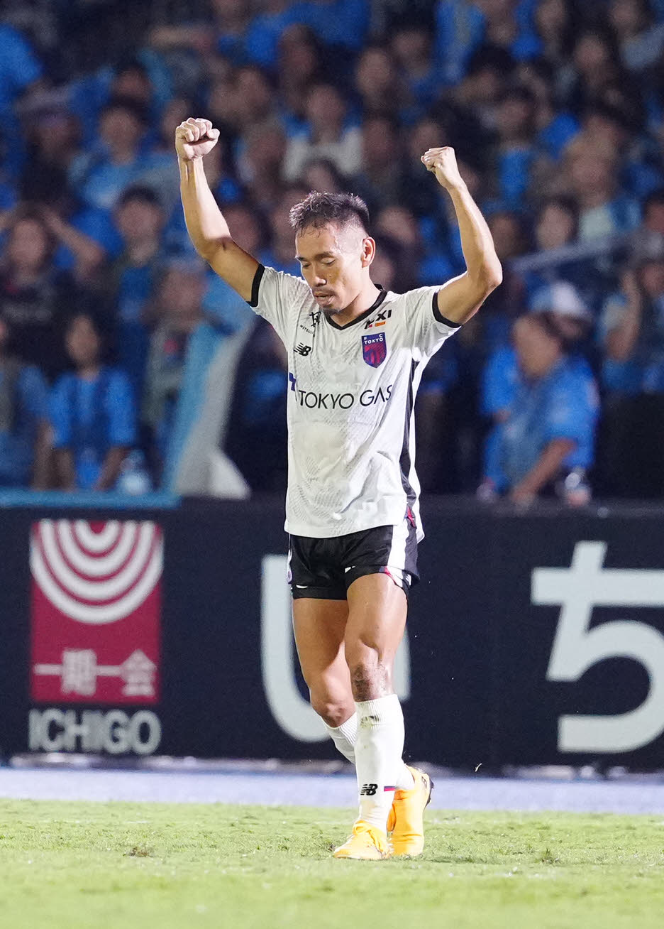 川崎F対東京　試合終了のホイッスルを聞き、ガッツポーズを見せる東京長友（撮影・江口和貴）