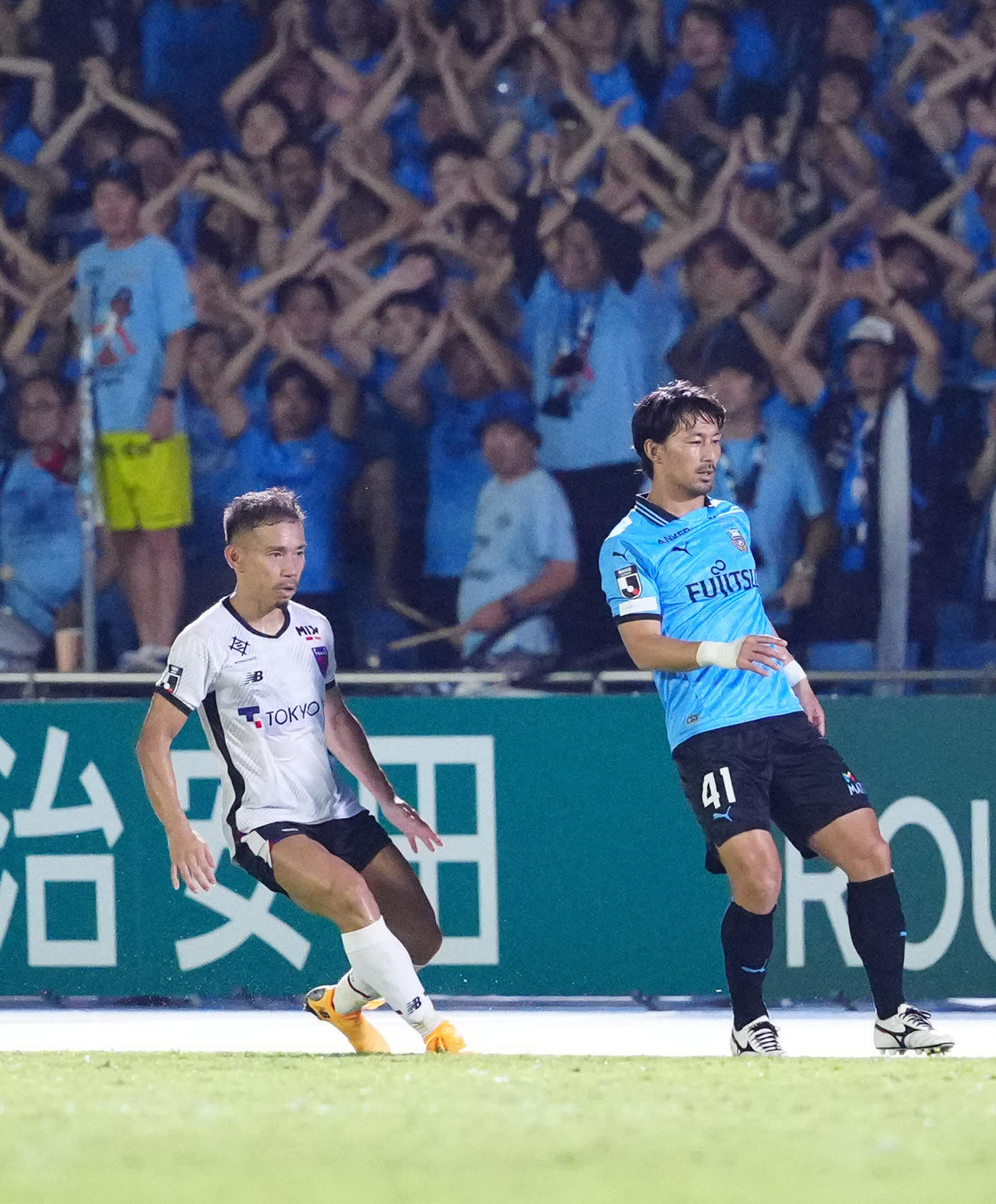 川崎F対東京　後半、マッチアップする川崎F家長（右）と東京長友（撮影・江口和貴）