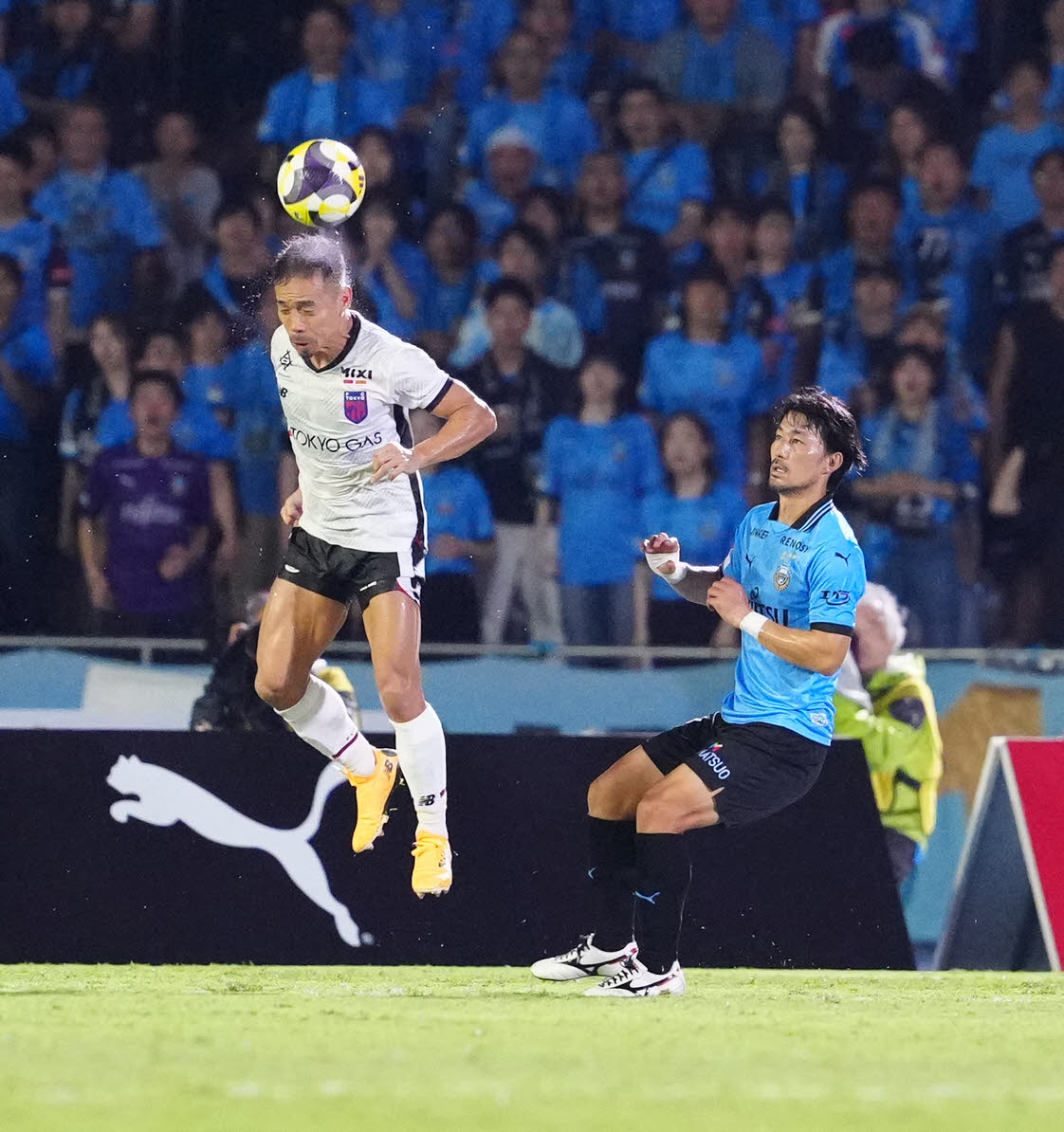 川崎F対東京　後半、ヘディングする東京長友（左）。右は川崎F家長（撮影・江口和貴）