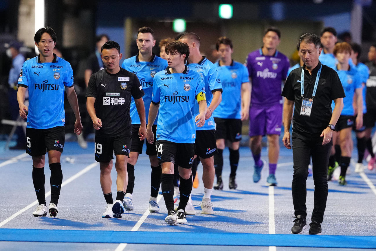川崎F対東京　試合後、場内1周する川崎Fの選手たち（撮影・江口和貴）