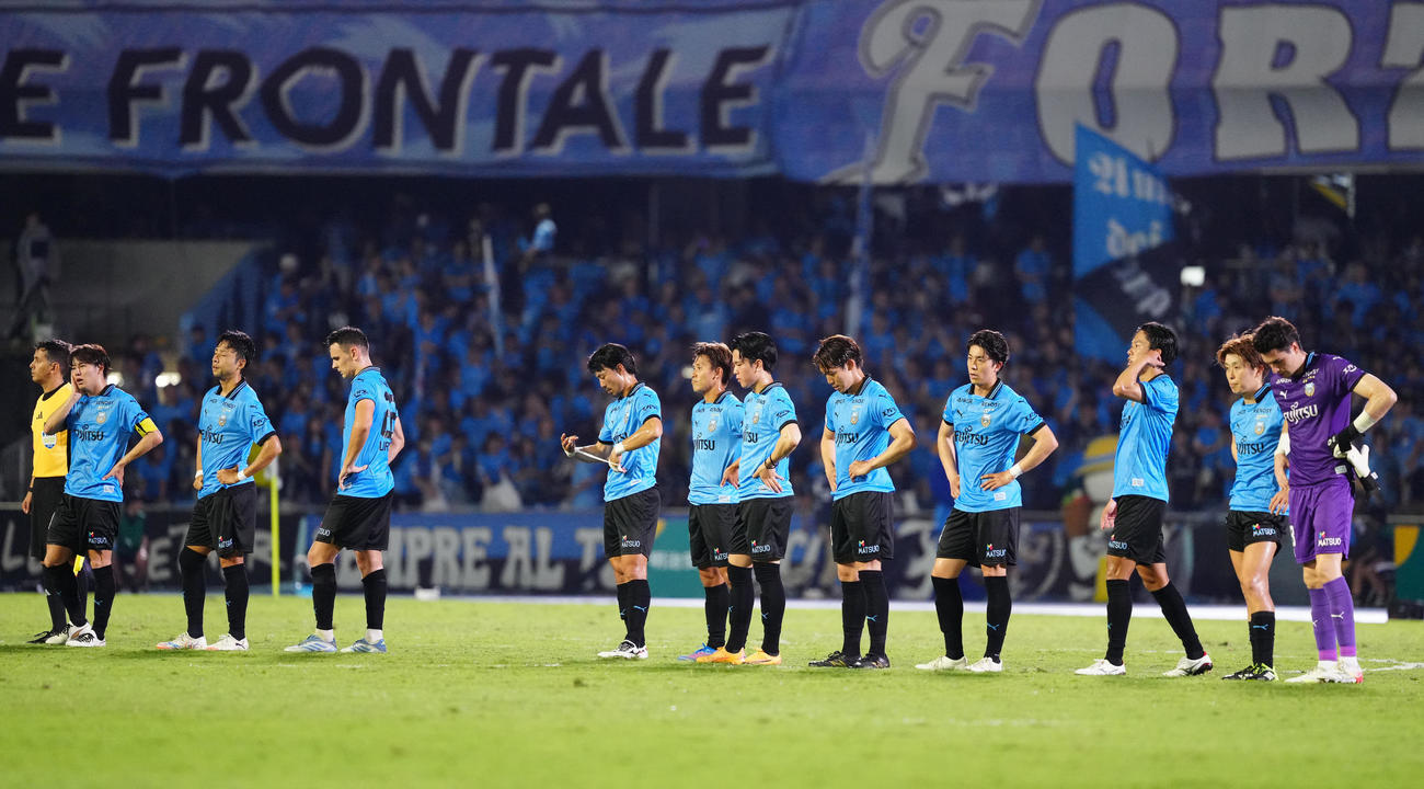 川崎F対東京　試合後、厳しい表情で整列する川崎Fの選手たち（撮影・江口和貴）