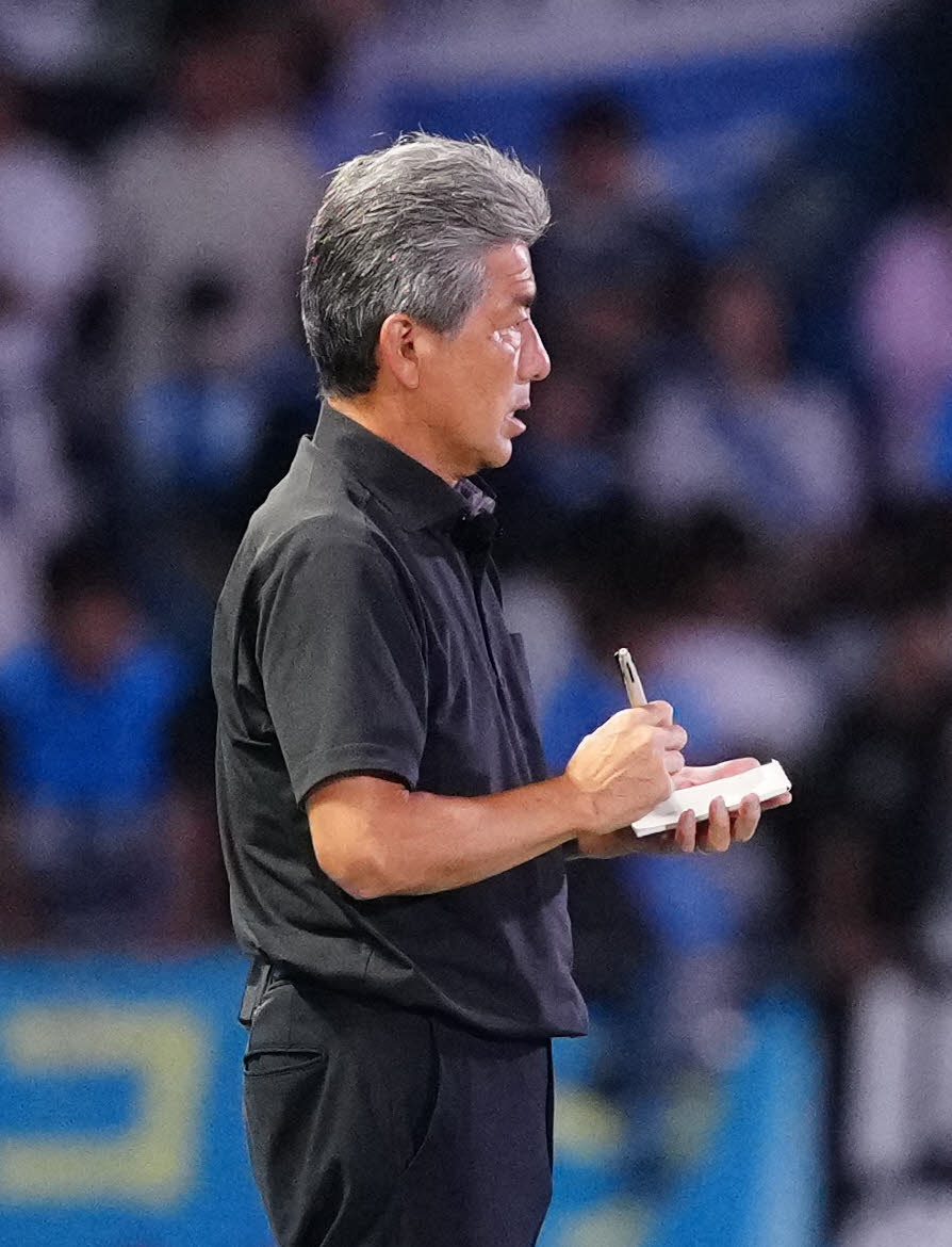 川崎F対東京　後半、メモを取る川崎F長谷部監督（撮影・江口和貴）