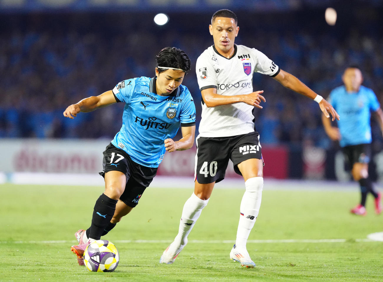 川崎F対東京　前半、ドリブルで攻め込む川崎F伊藤（左）。右は東京ギリェルメ（撮影・江口和貴）