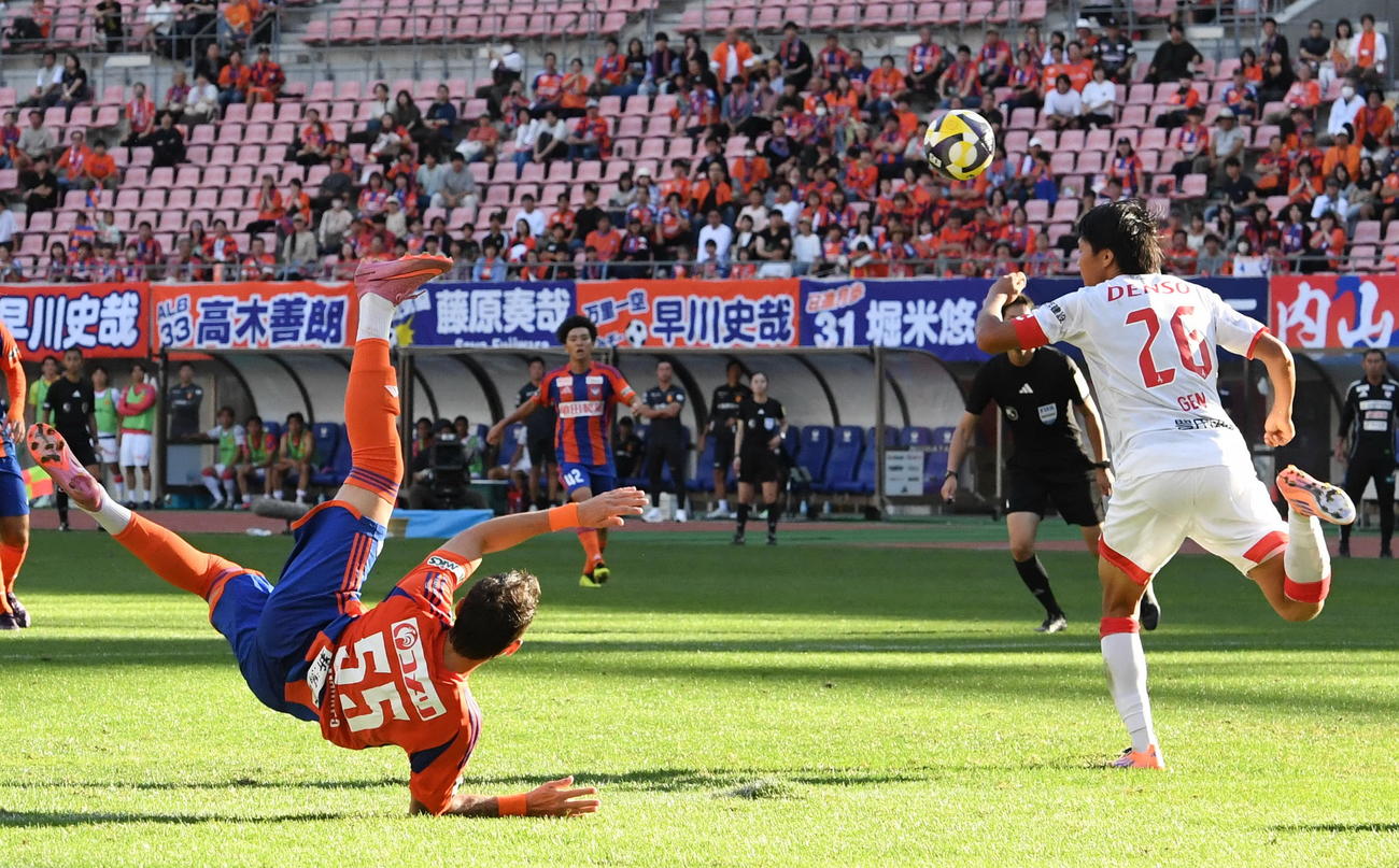 後半終盤に新潟MFマテウス・モラエス（左）がボレーを狙う（撮影・小林忠）
