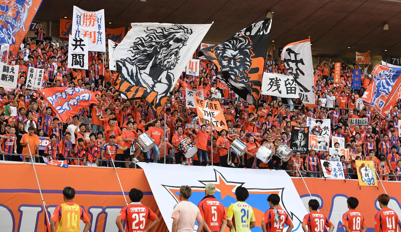 試合後も選手を鼓舞する新潟サポーター（撮影・小林忠）