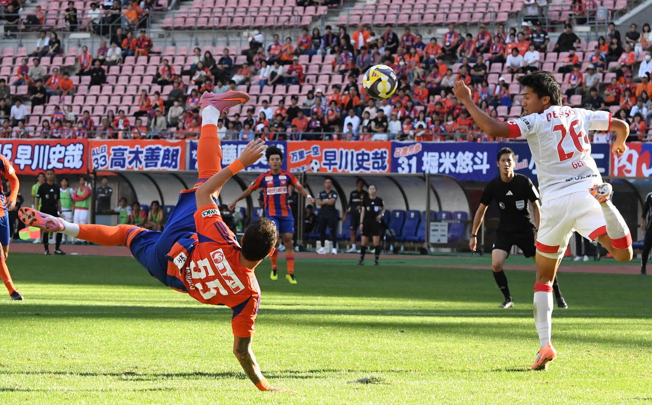 後半終盤に新潟MFマテウス・モラエス（左）がボレーを狙う（撮影・小林忠）