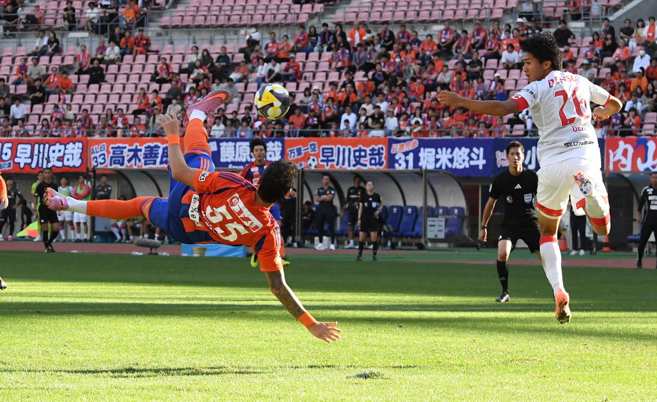 後半終盤に新潟MFマテウス・モラエス（左）がボレーを狙う（撮影・小林忠）