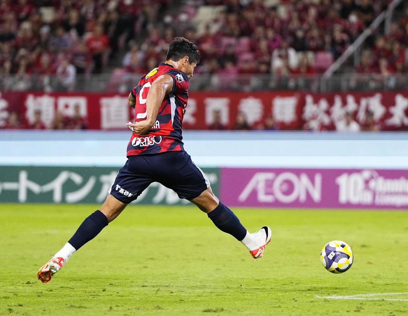 鹿島―C大阪　後半、チーム2点目のゴールを決める鹿島・レオセアラ（共同）