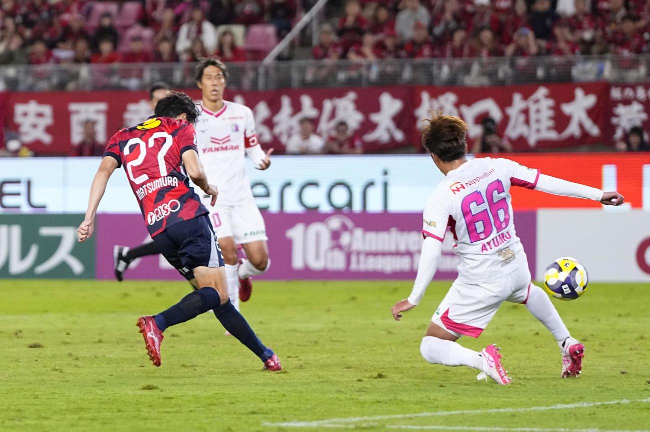 鹿島―C大阪　後半、チーム3点目のゴールを決める鹿島・松村（左）（共同）