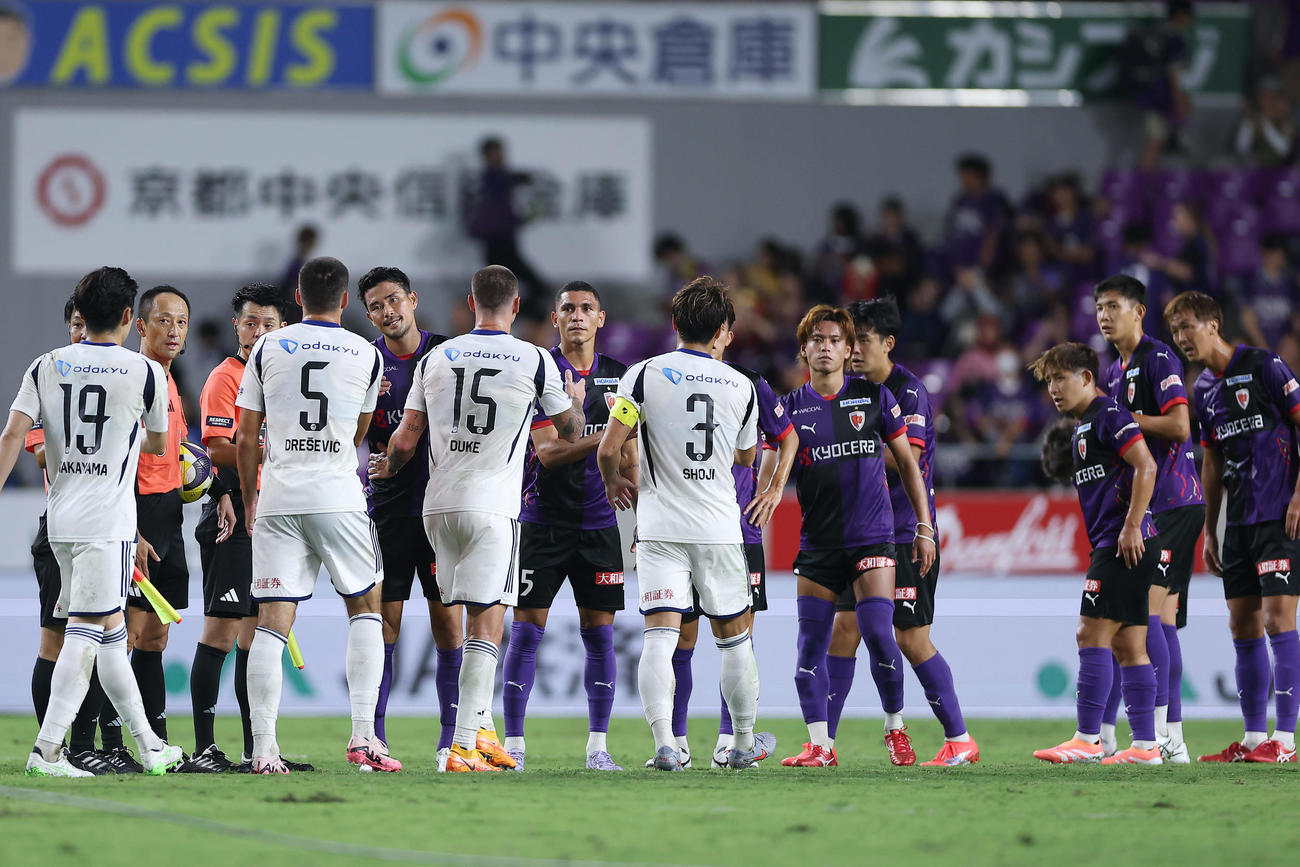 京都対町田　引き分けに終わり、握手を交わす両チームの選手たち（撮影・前田充）