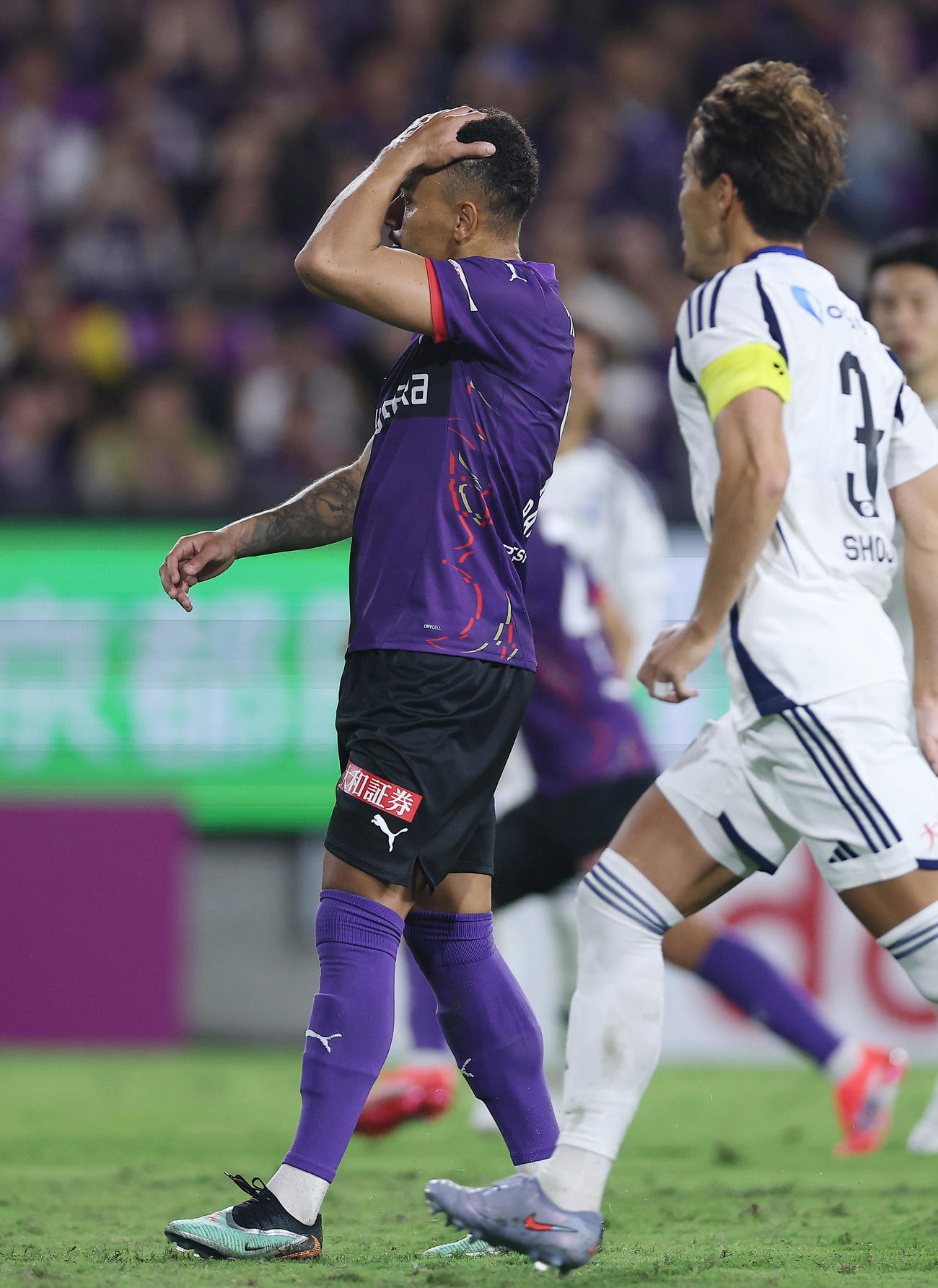 京都対町田　後半、PKで同点ゴールを狙うも町田GK谷に防がれ、頭を抱える京都Rエリアス（撮影・前田充）