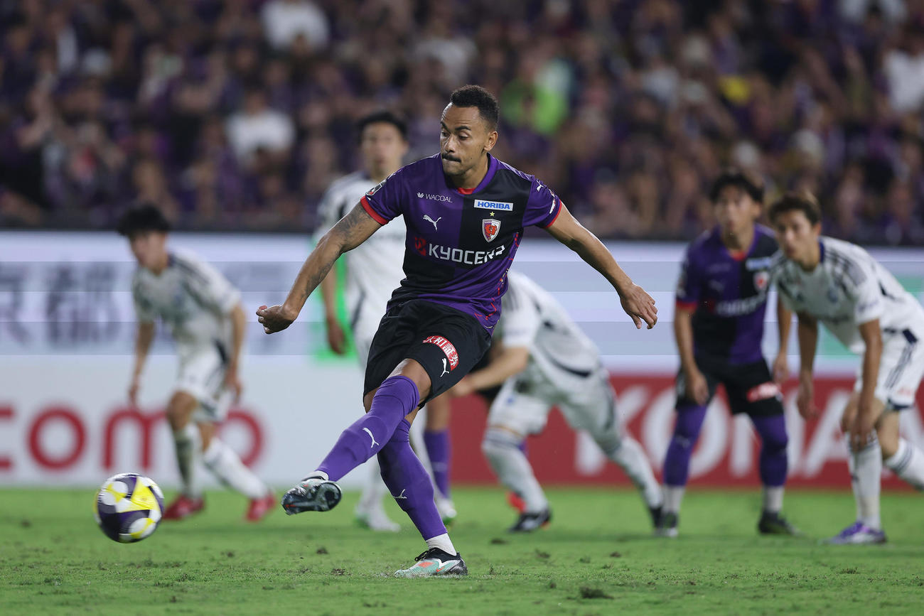 京都対町田　後半、PKで同点ゴールを狙うも町田GK谷に防がれる京都Rエリアス（撮影・前田充）