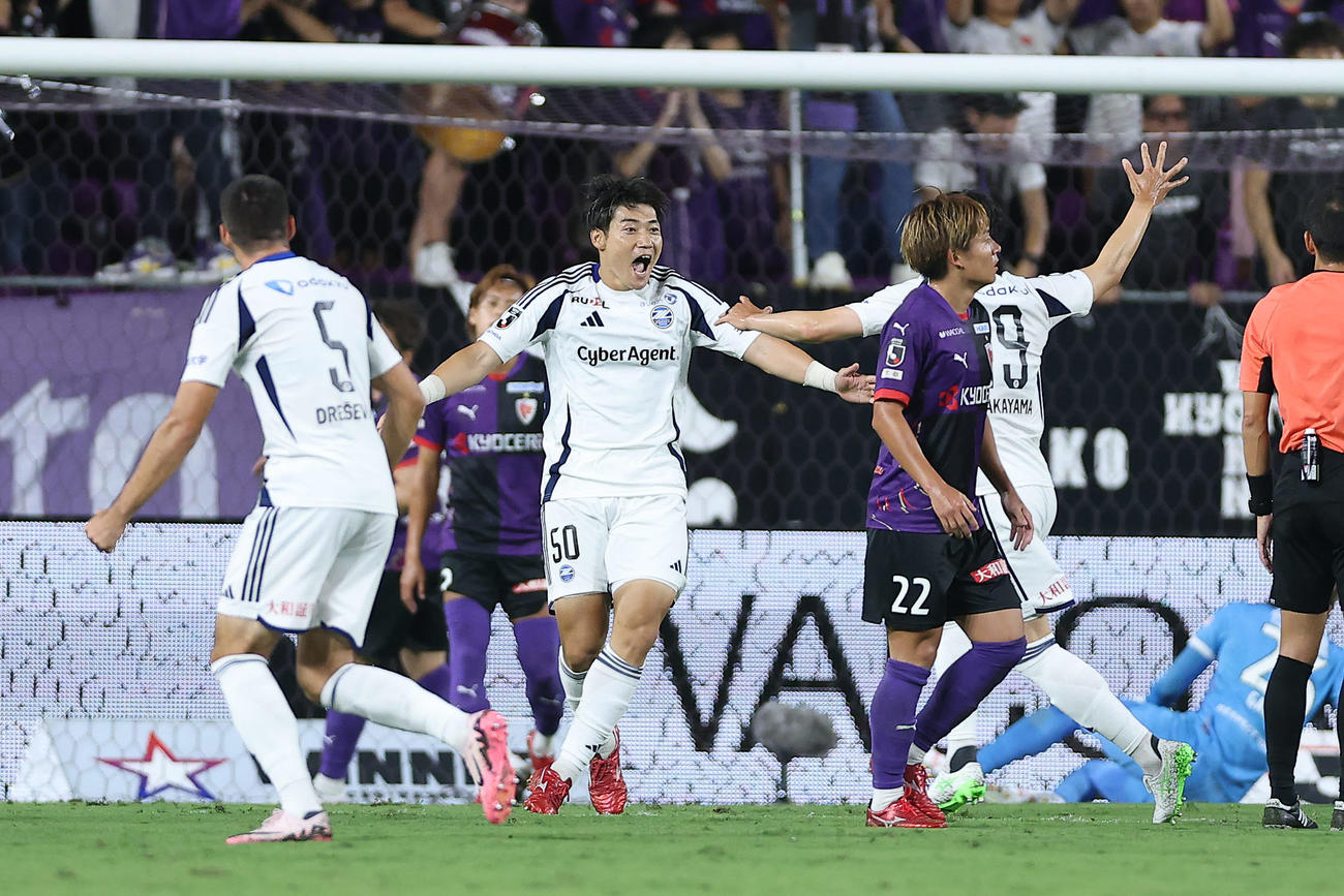 京都対町田　前半、先制ゴールを決め喜ぶ町田岡村（中央）（撮影・前田充）
