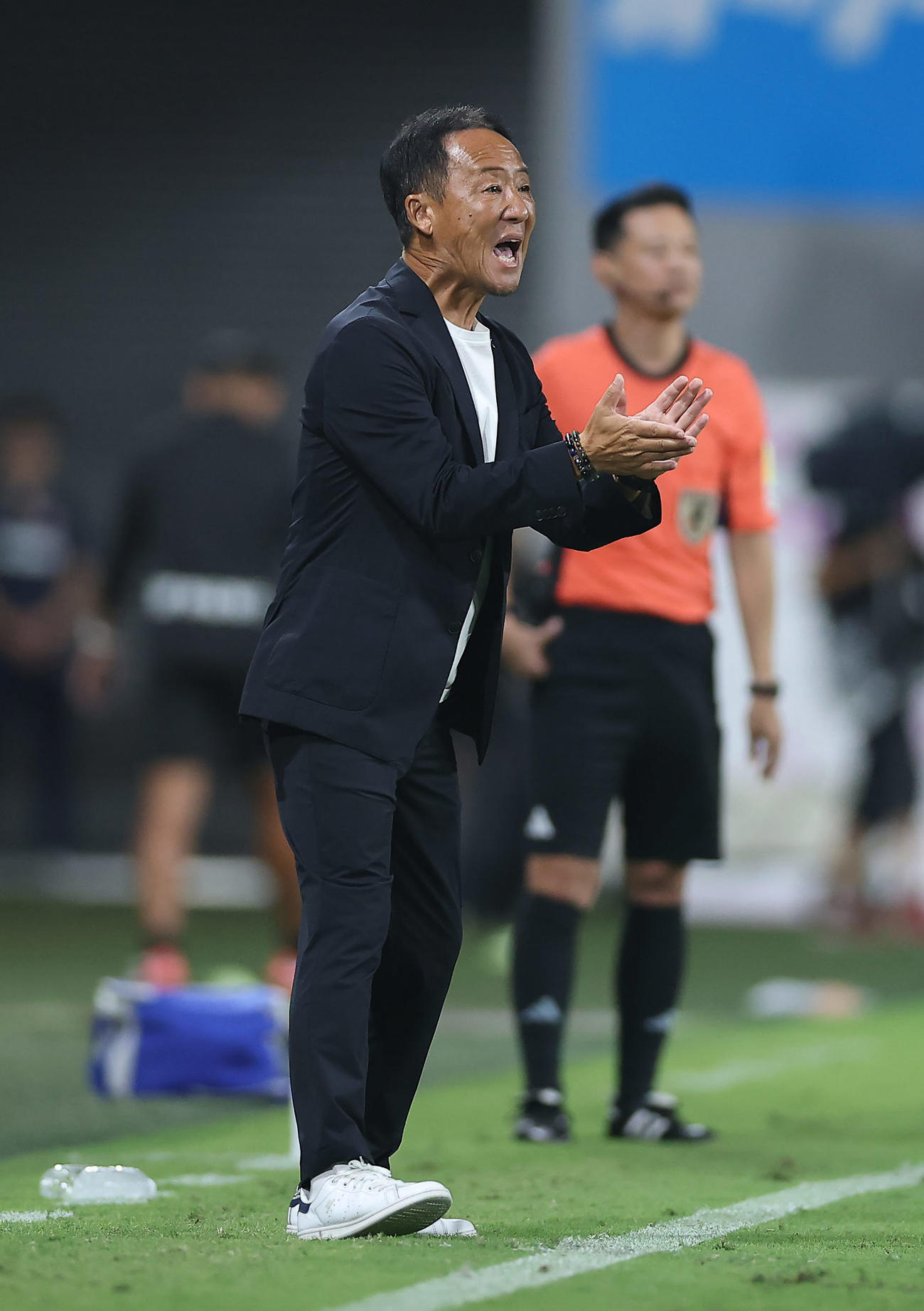 京都対町田　前半、指示出す町田黒田監督（撮影・前田充）