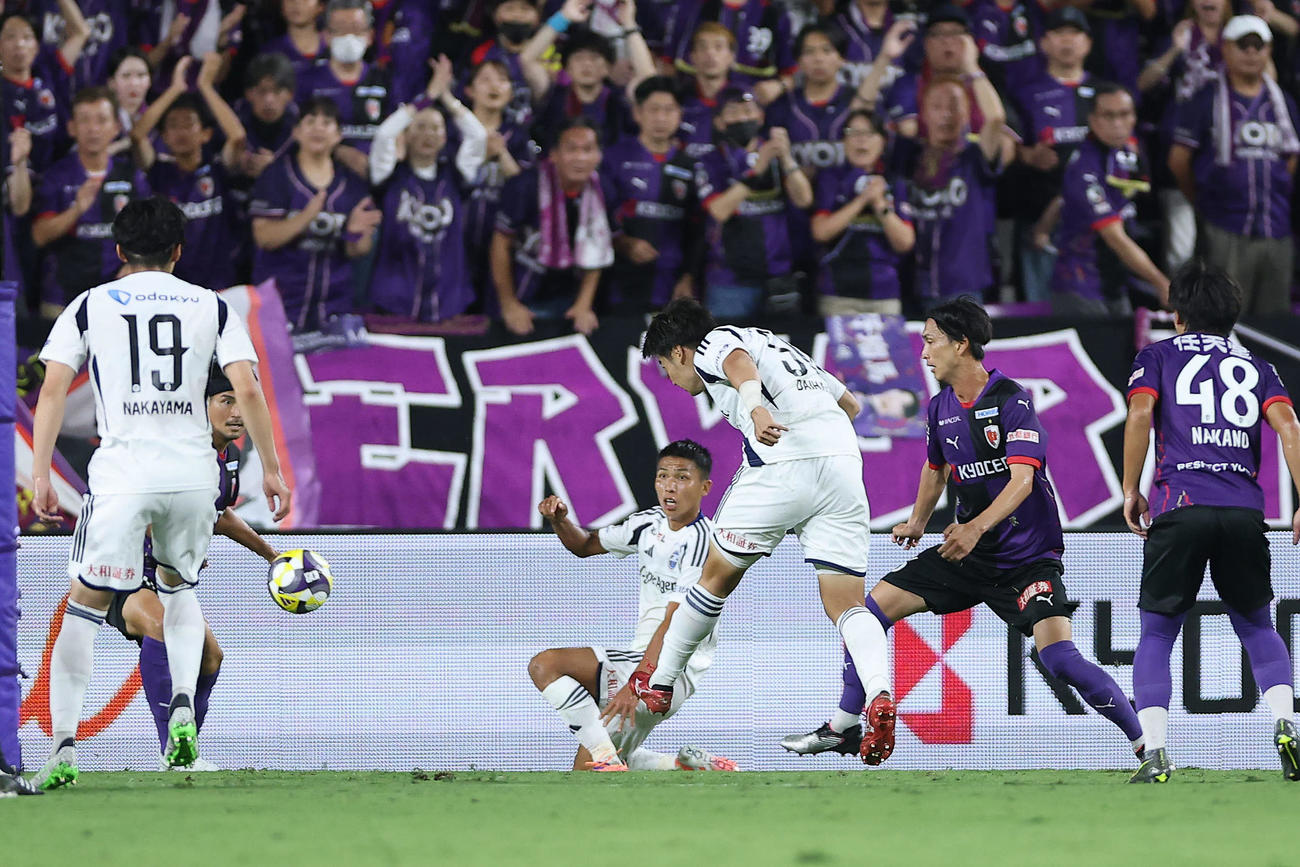 京都対町田　前半、先制ゴールを決める町田岡村（中央）（撮影・前田充）
