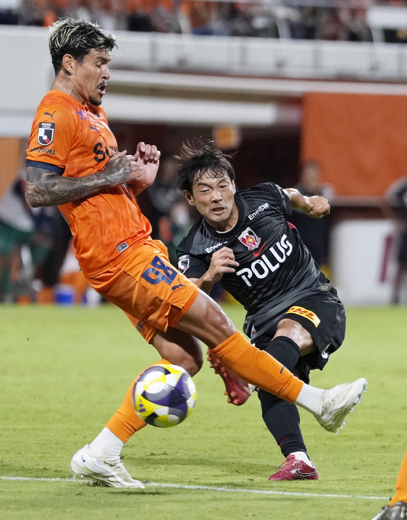 清水―浦和　試合終了間際、ゴールを狙う浦和・中島（右）(共同)