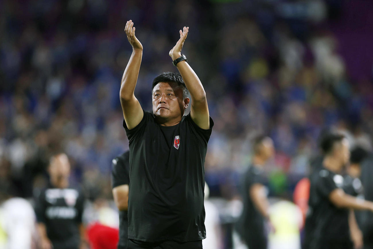 京都対町田　試合後、手をたたきながらサポーターへのあいさつに向かう京都曺監督（撮影・前田充）