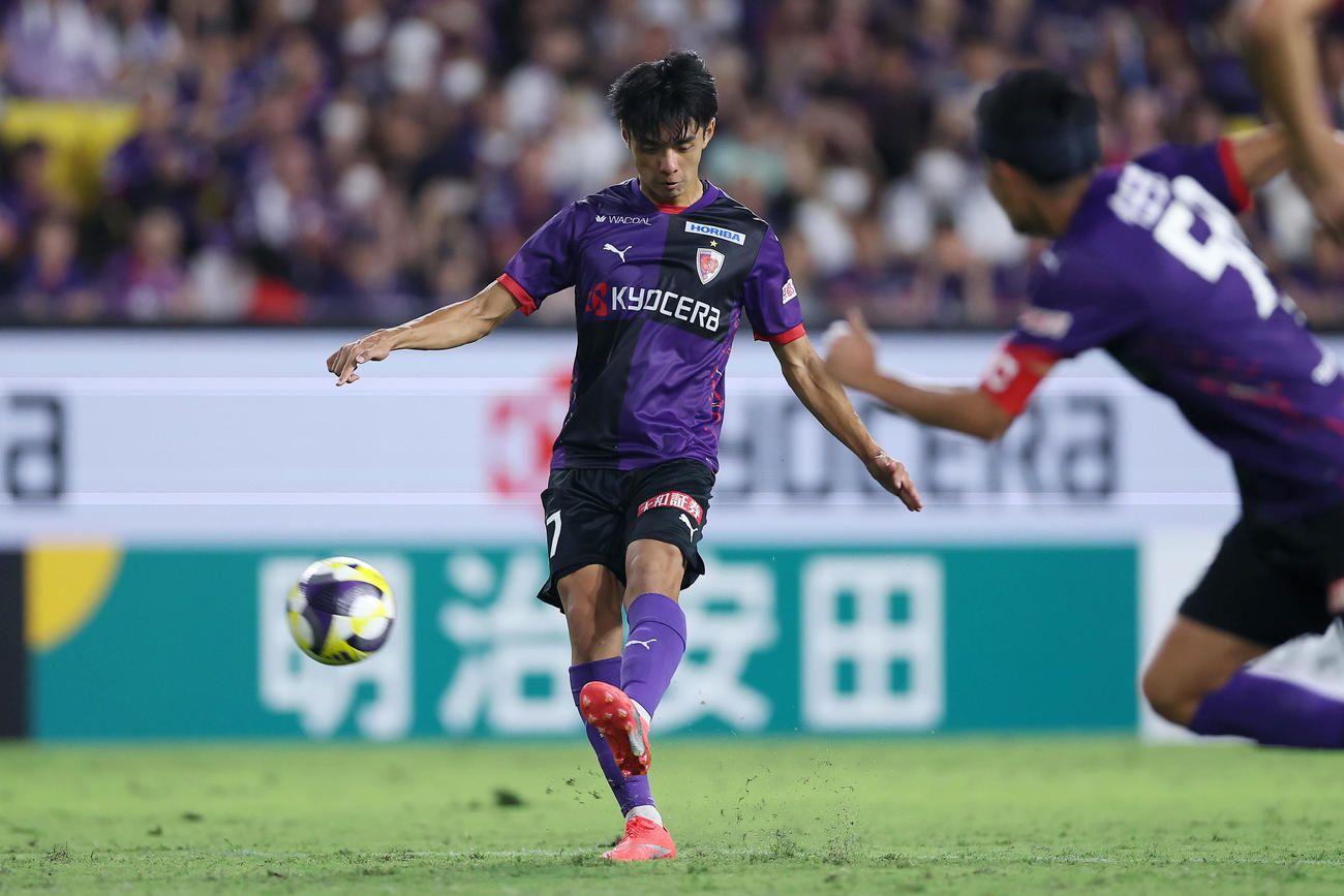 京都対町田　後半、FKでゴールを狙う京都山田（撮影・前田充）