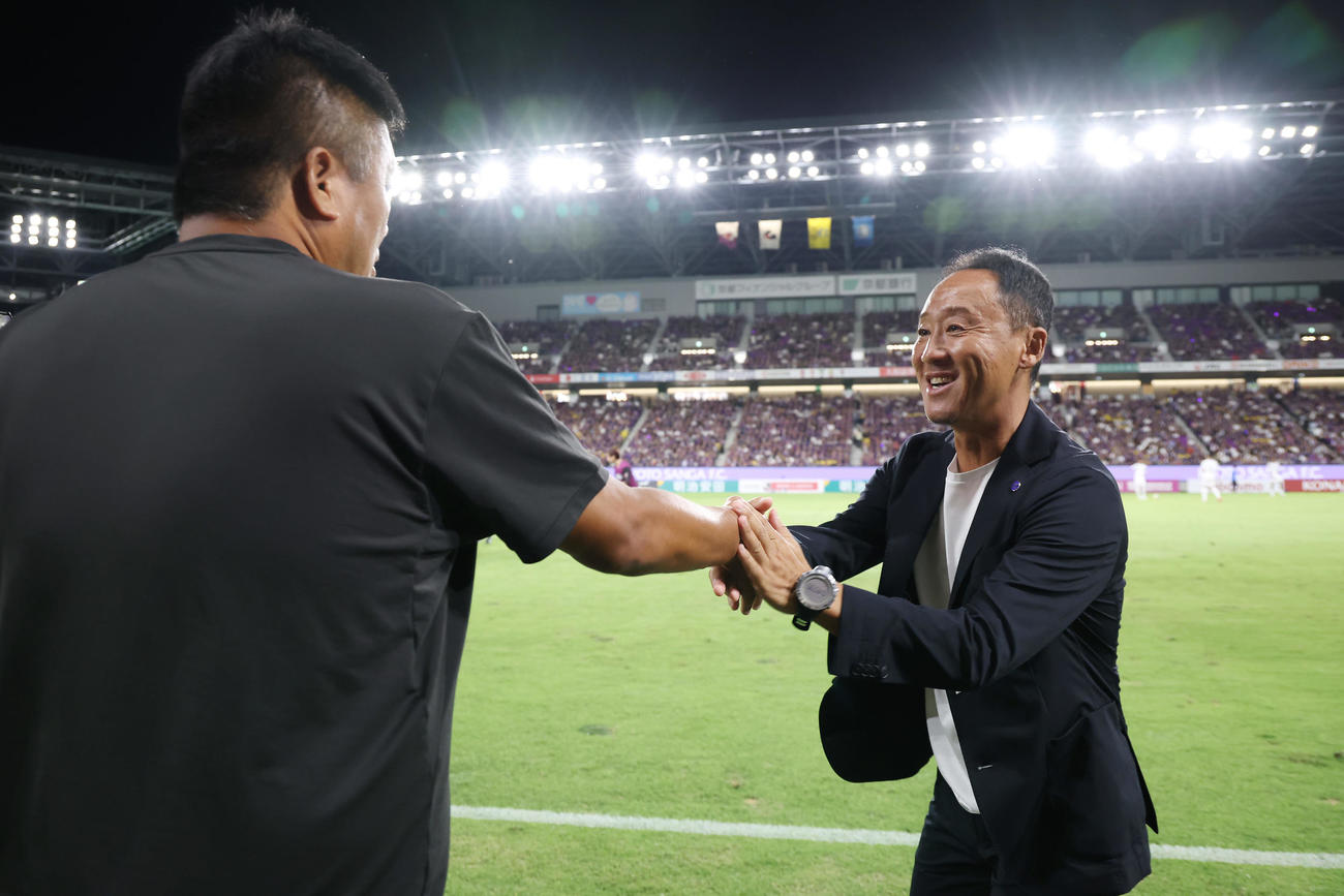 京都対町田　試合前、京都曺監督（左）と握手を交わす町田黒田監督（撮影・前田充）