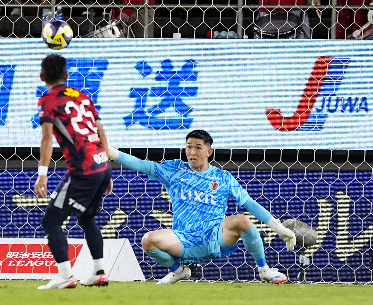 鹿島対C大阪　前半、シュートを阻む鹿島GK早川（共同）
