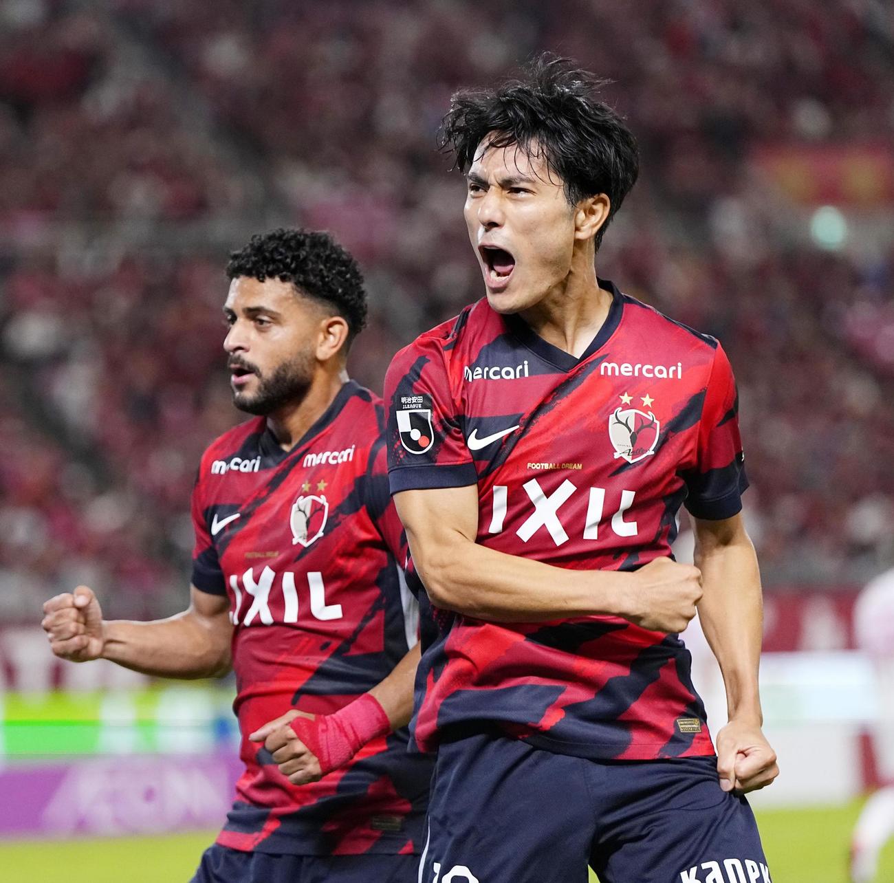 鹿島―C大阪　前半、同点ゴールを決めて喜ぶ鹿島・知念（右）（共同）