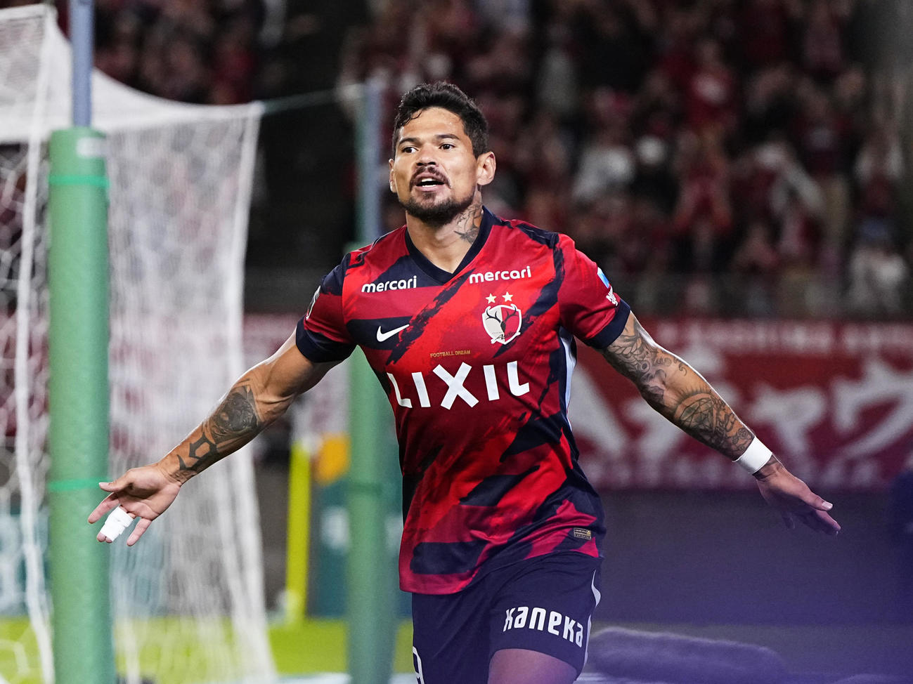 鹿島―C大阪　後半、チーム2点目のゴールを決め、駆け出す鹿島・レオセアラ（共同）