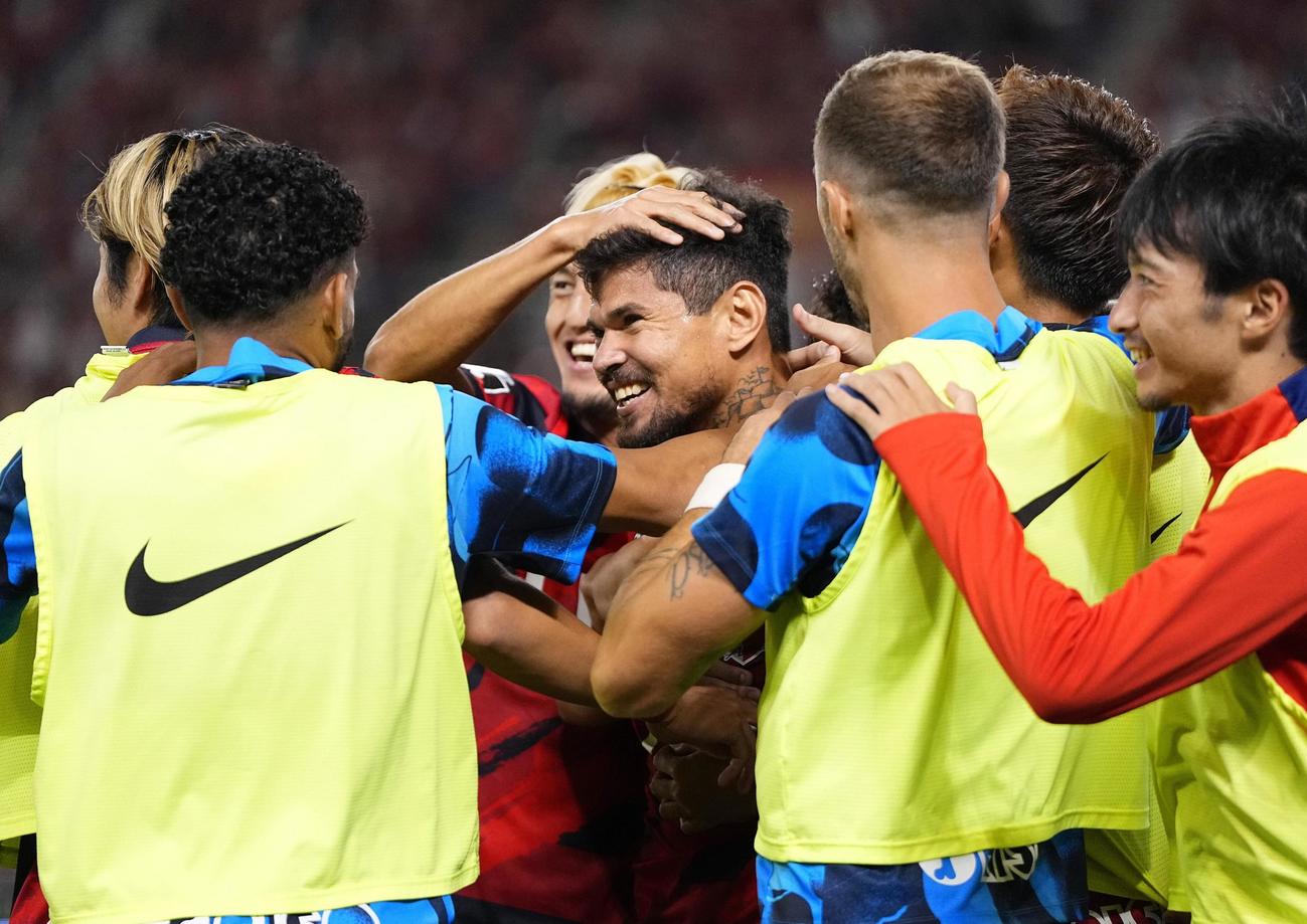 鹿島―C大阪　後半、チーム2点目のゴールを決め、祝福される鹿島・レオセアラ（中央）（共同）