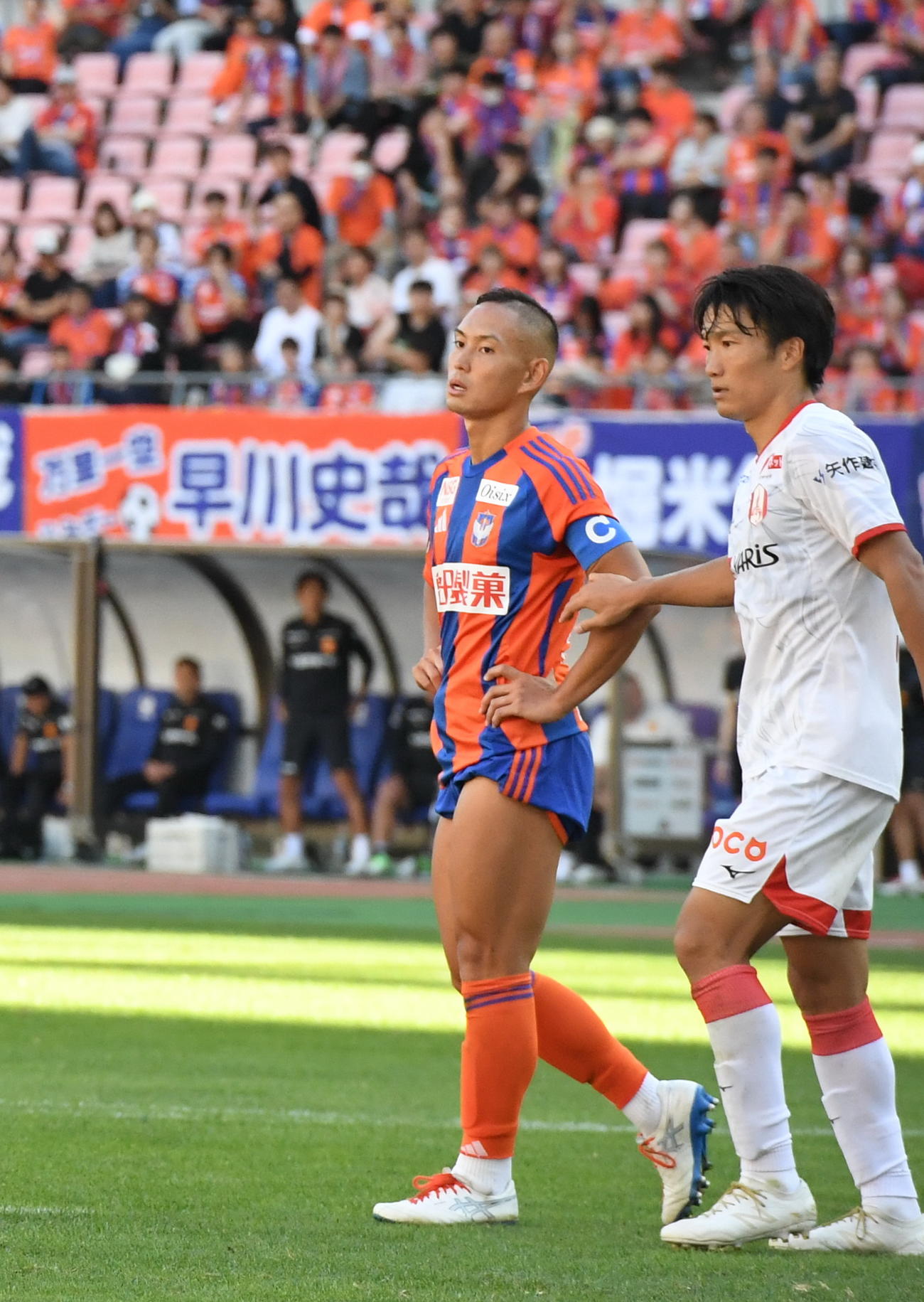 名古屋戦の後半、セットプレーで攻め上がる新潟・早川（左）（撮影・小林忠）