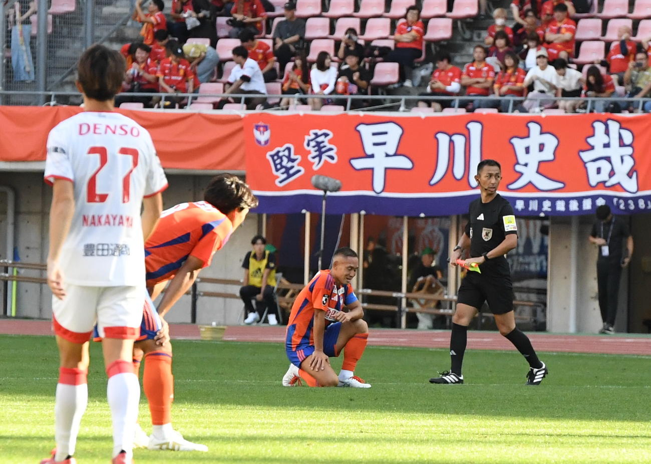 名古屋戦で勝ち点3を奪えず、ガックリと膝をつく新潟・早川（中央）（撮影・小林忠）