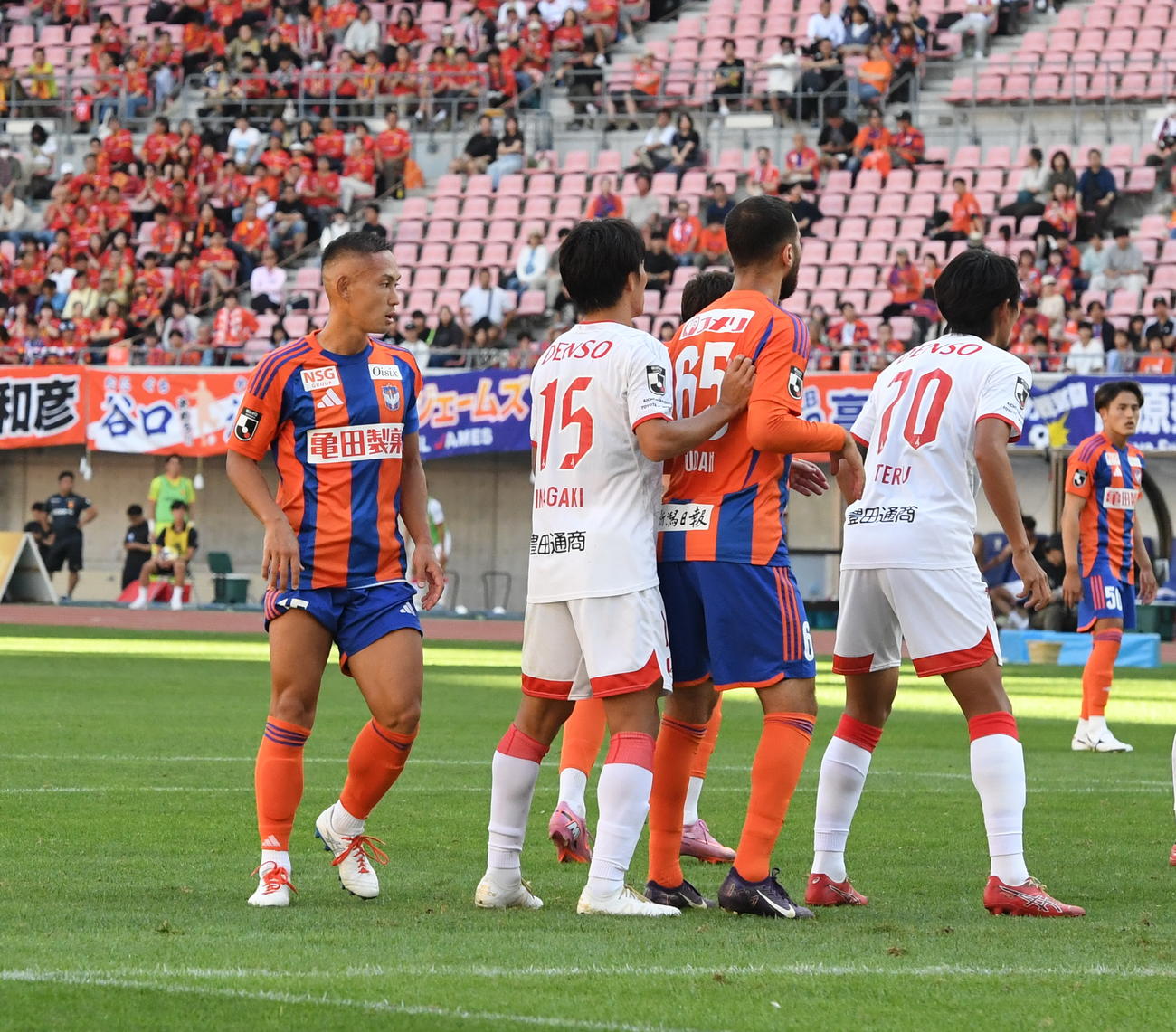 名古屋戦の後半、セットプレーで攻め上がる新潟・早川（左）（撮影・小林忠）