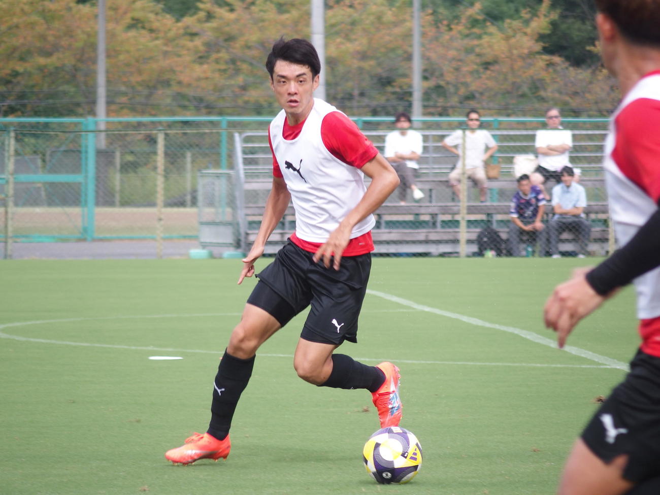 ドリブルする京都MF山田（撮影・永田淳）