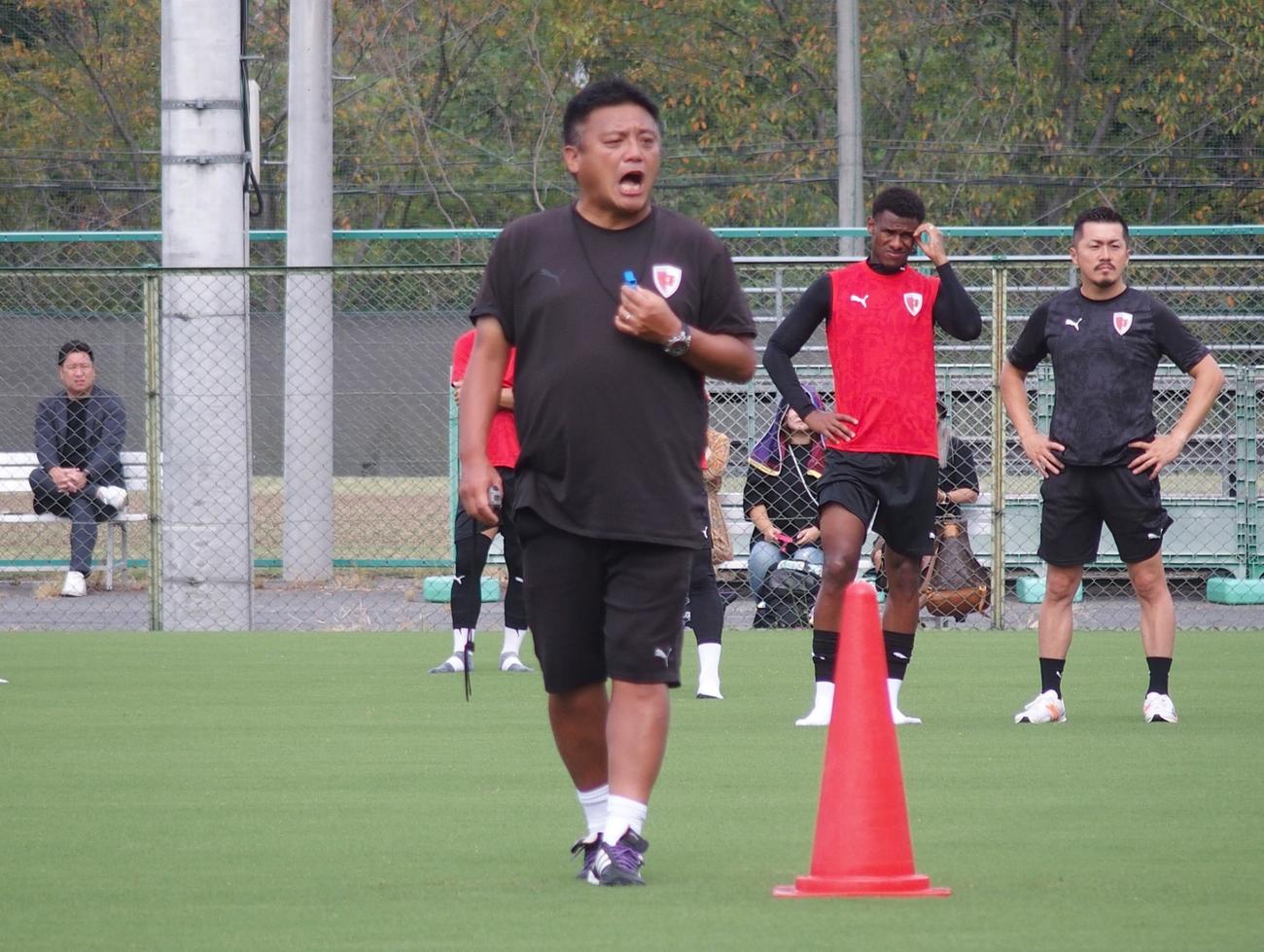 練習で指示を出す京都サンガF.C.の曺貴裁監督（撮影・永田淳）