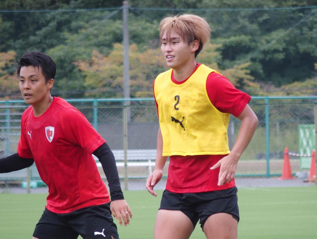 京都MF福岡（右）とMF斉藤（撮影・永田淳）