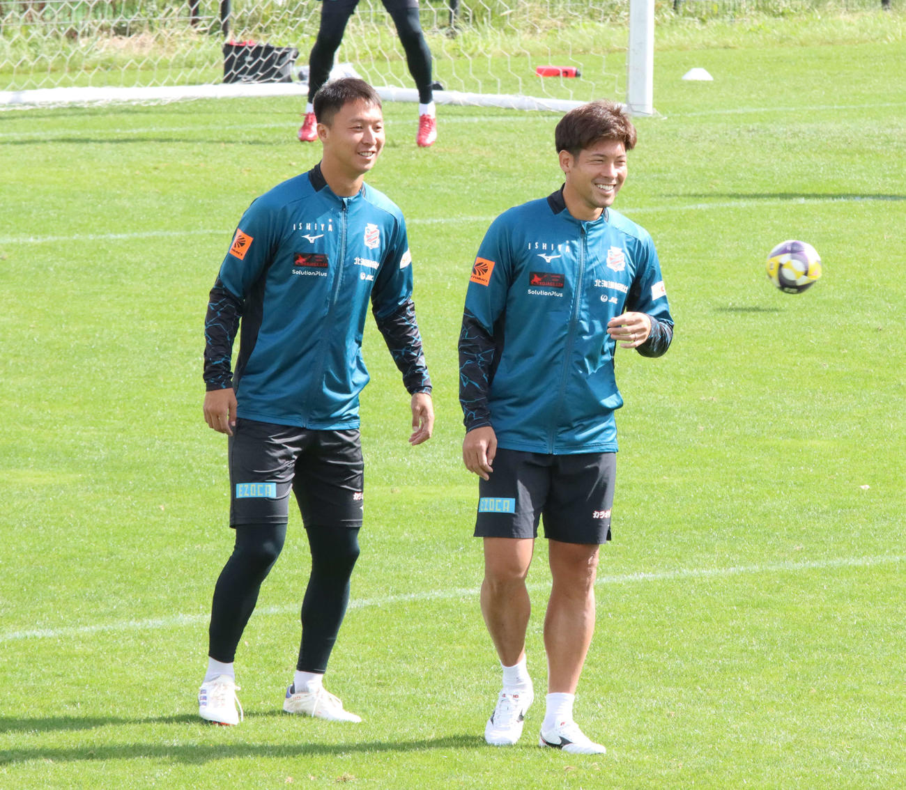 仙台戦の前日練習に参加する札幌深井（右）。左は荒野（撮影・保坂果那）
