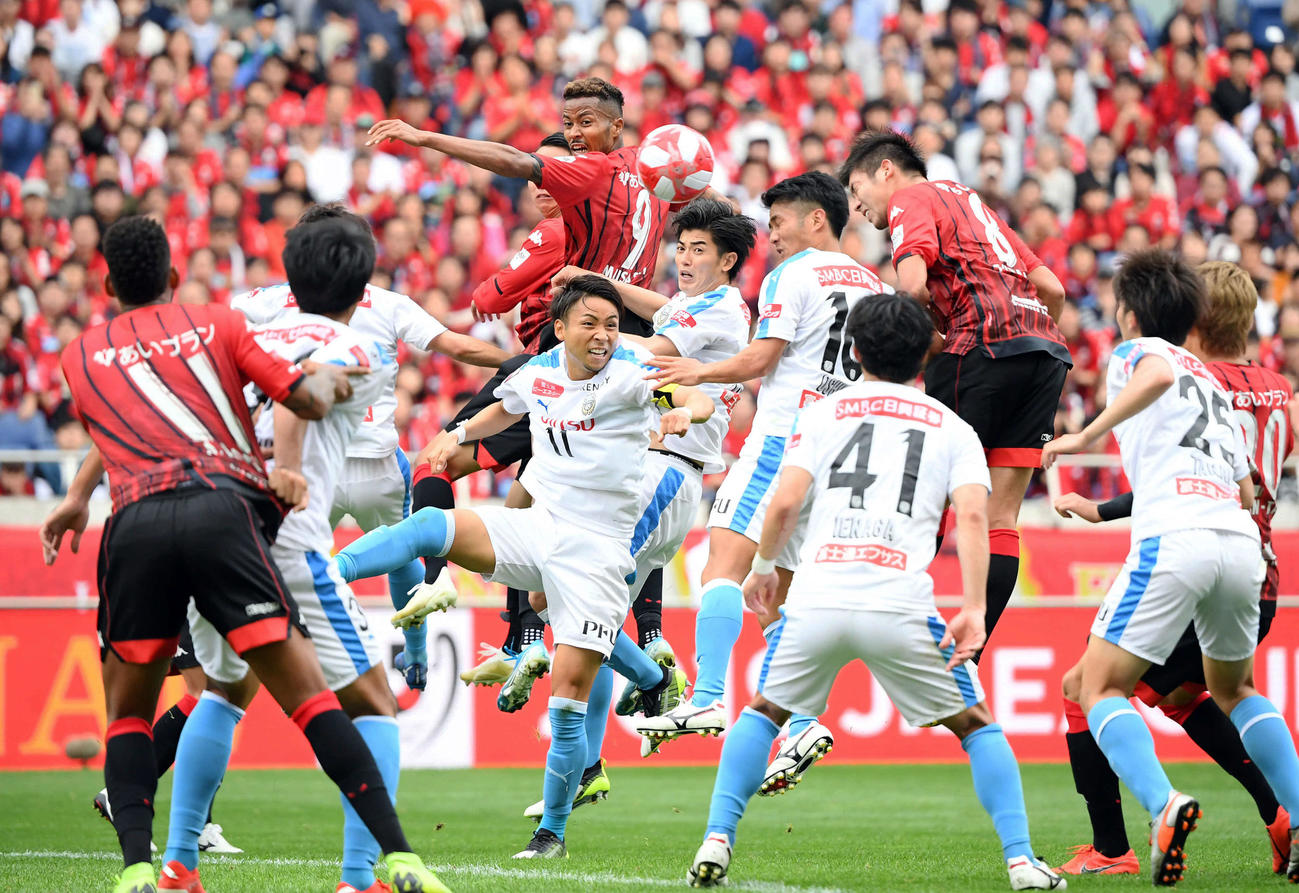 19年10月26日、ルヴァン杯決勝の川崎F戦で同点ゴールを決めた札幌MF深井一希（右から3人目）