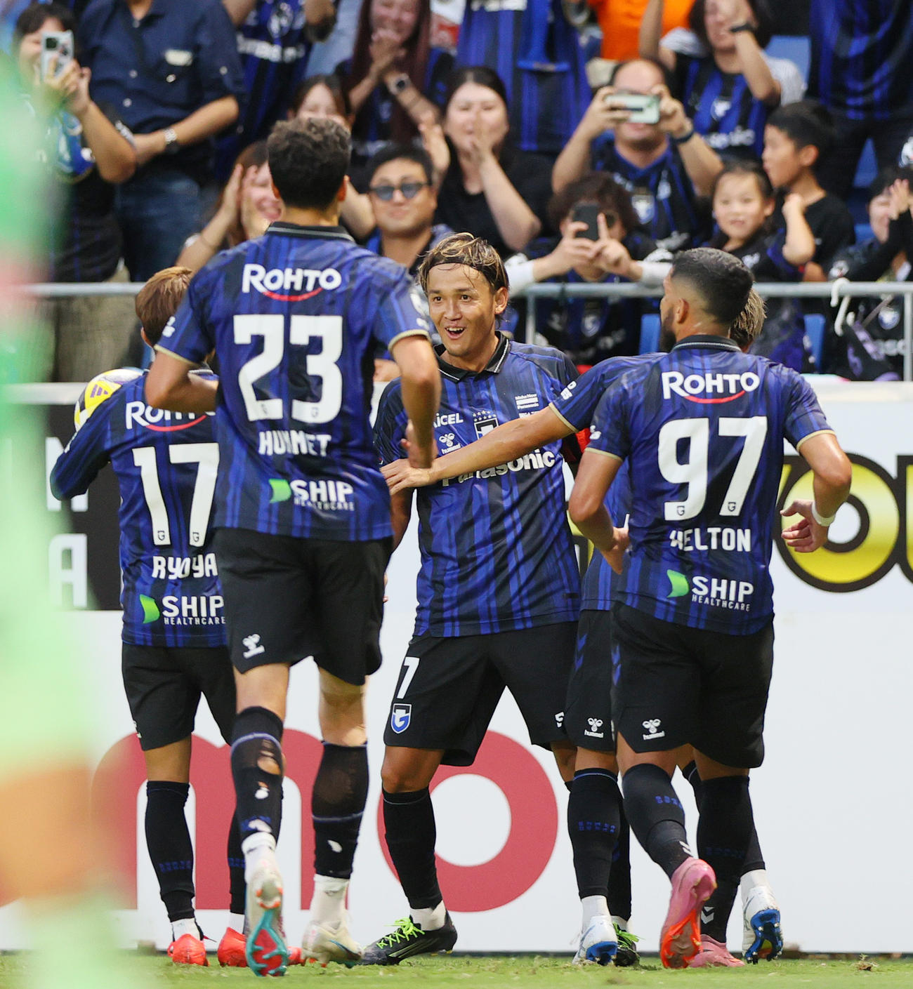 G大阪対新潟　前半、G大阪宇佐美（右から2人目）はゴールを決め、仲間から祝福を受ける（撮影・上山淳一）