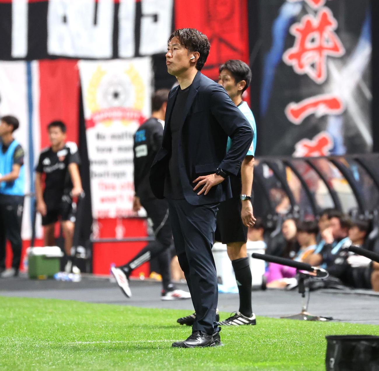 札幌対仙台　試合を見つめる札幌柴田監督（撮影・黒川智章）
