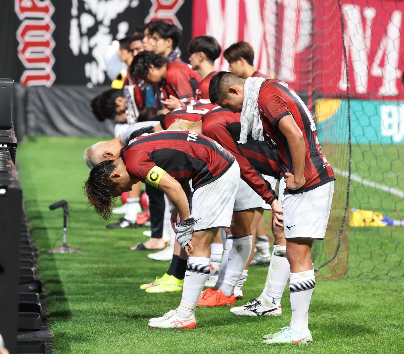 札幌対仙台　0－3で敗れ試合後、スタンドにあいさつする札幌の選手たち（撮影・黒川智章）