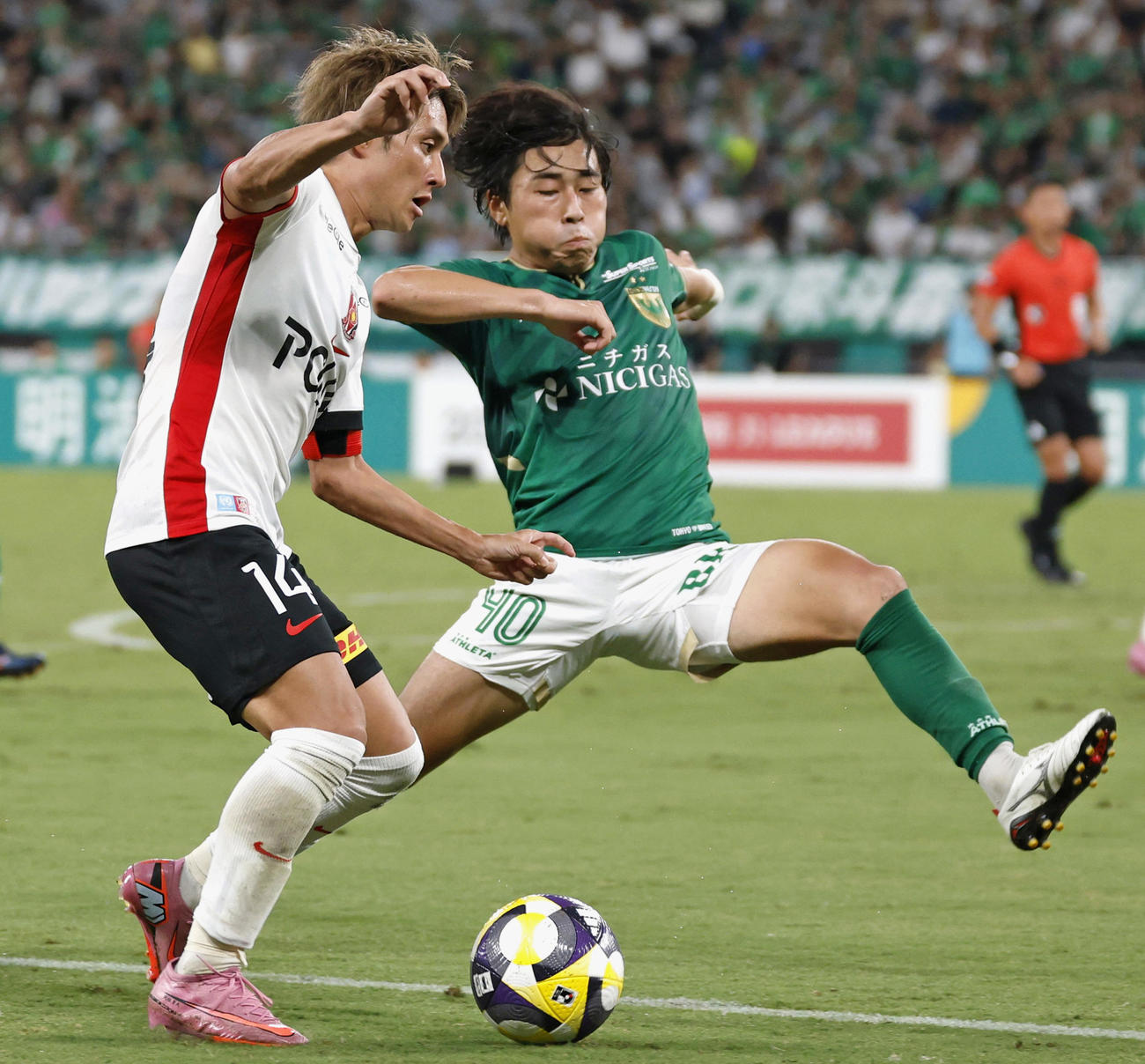 後半、競り合う浦和・関根（左）と東京V・新井（共同）