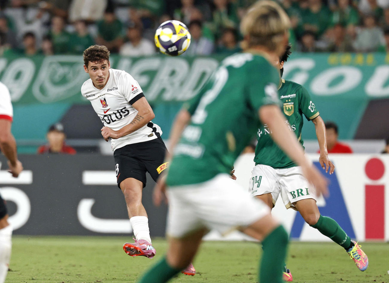 後半、ゴールを狙う浦和・マテウスサビオ（共同）