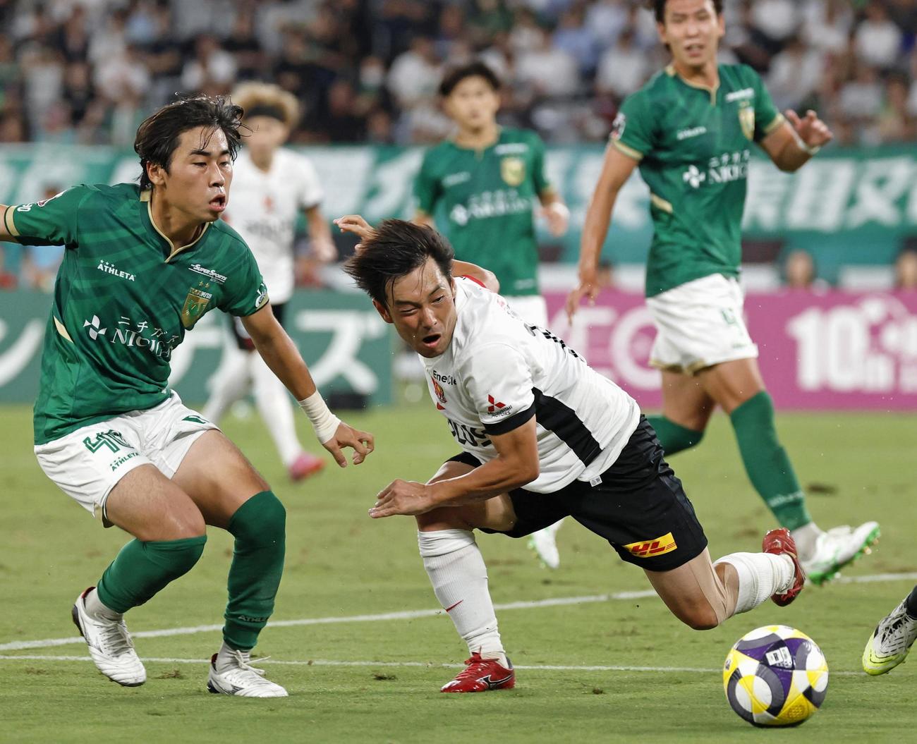 後半、競り合う東京V・新井（左）と浦和・中島（共同）