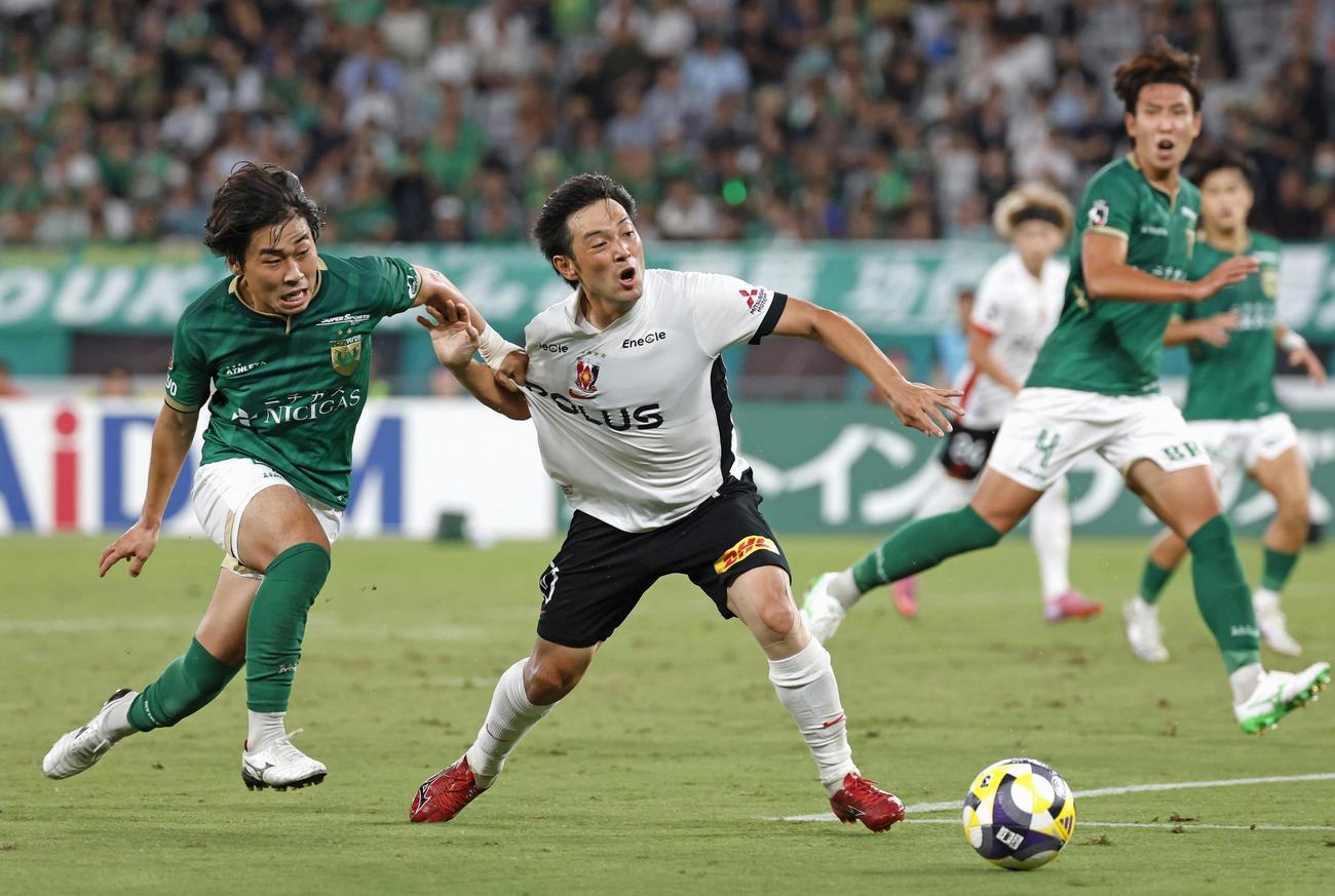 後半、競り合う東京V・新井（左）と浦和・中島（共同）