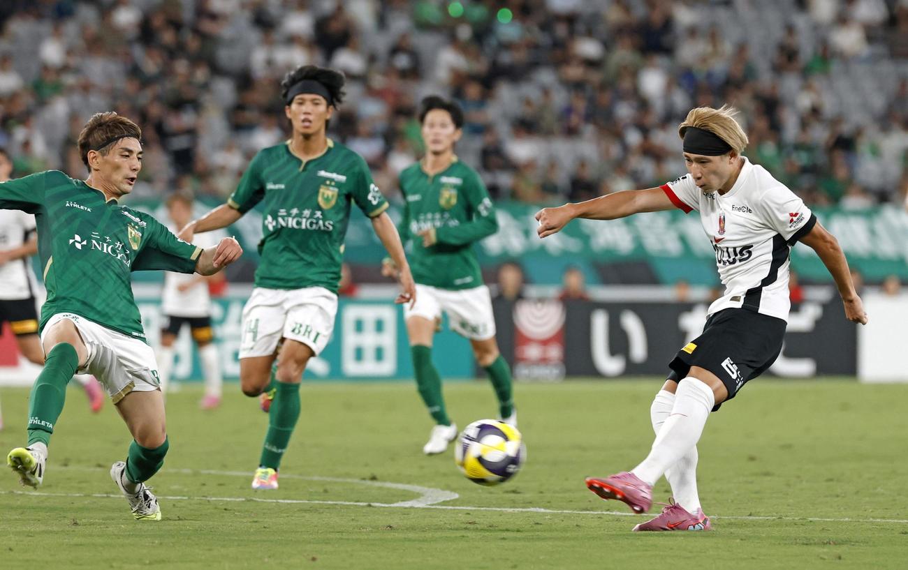 前半、ゴールを狙う浦和・松尾（右端、共同）