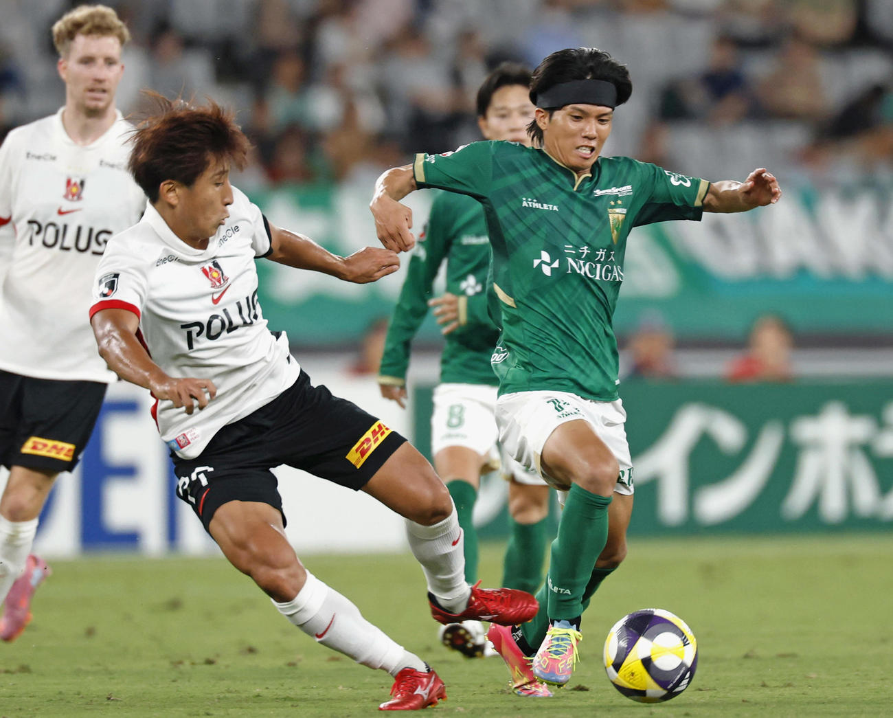 前半、競り合う浦和・金子（手前左）と東京V・福田（共同）