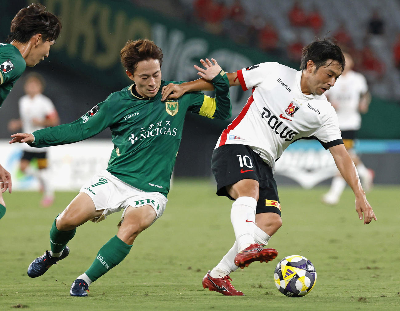 前半、競り合う浦和・中島（右）と東京V・森田（共同）