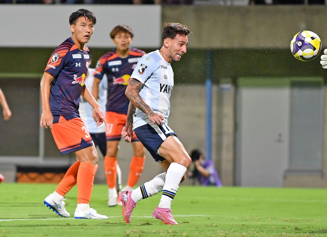 前半、ヘディングで追加点を奪う磐田グスタボシルバ（右）