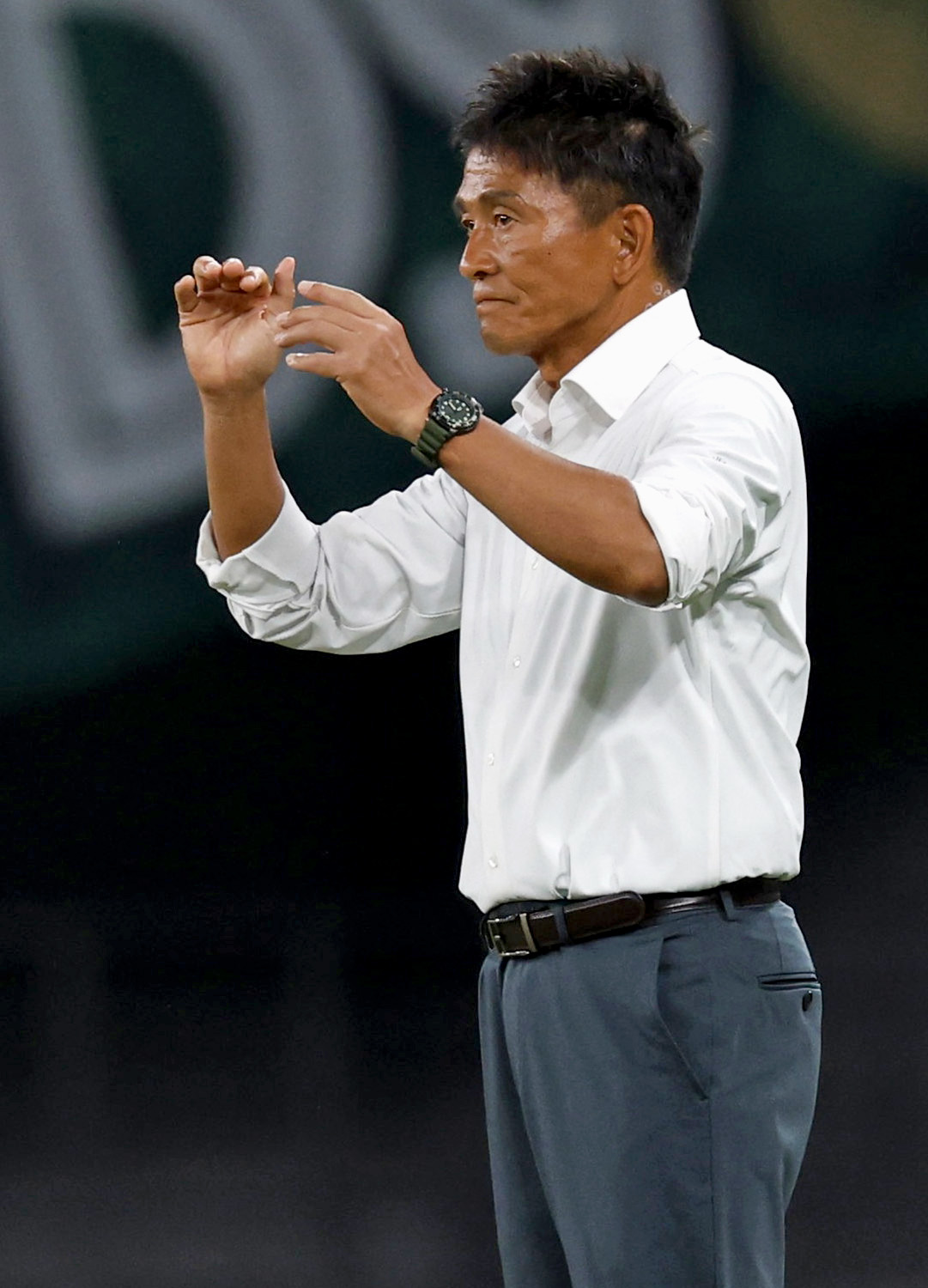 前半、試合を見守る東京V・城福監督（共同）